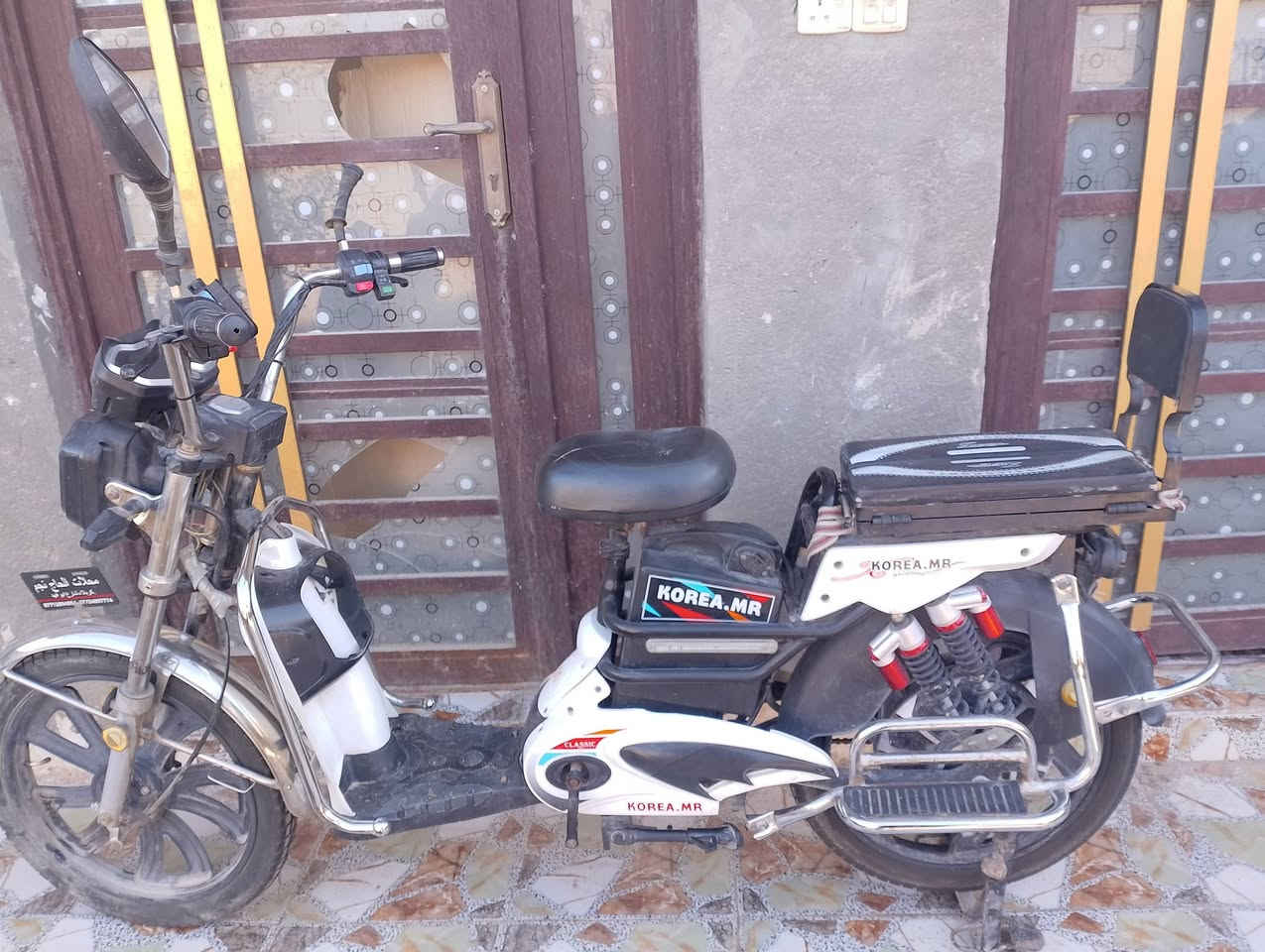 السلام عليكم 
دراجة شحن للبيع 
اربع سرعات السرعه 80 لايت ثلجي عالي وناصي واشاير ونشرات جانبيه كله شغاله وقاعده مبايل 
السعر 525 الف وبيه مجال بسيط 
للاستفسار الاتصال على الرقم 
***********
