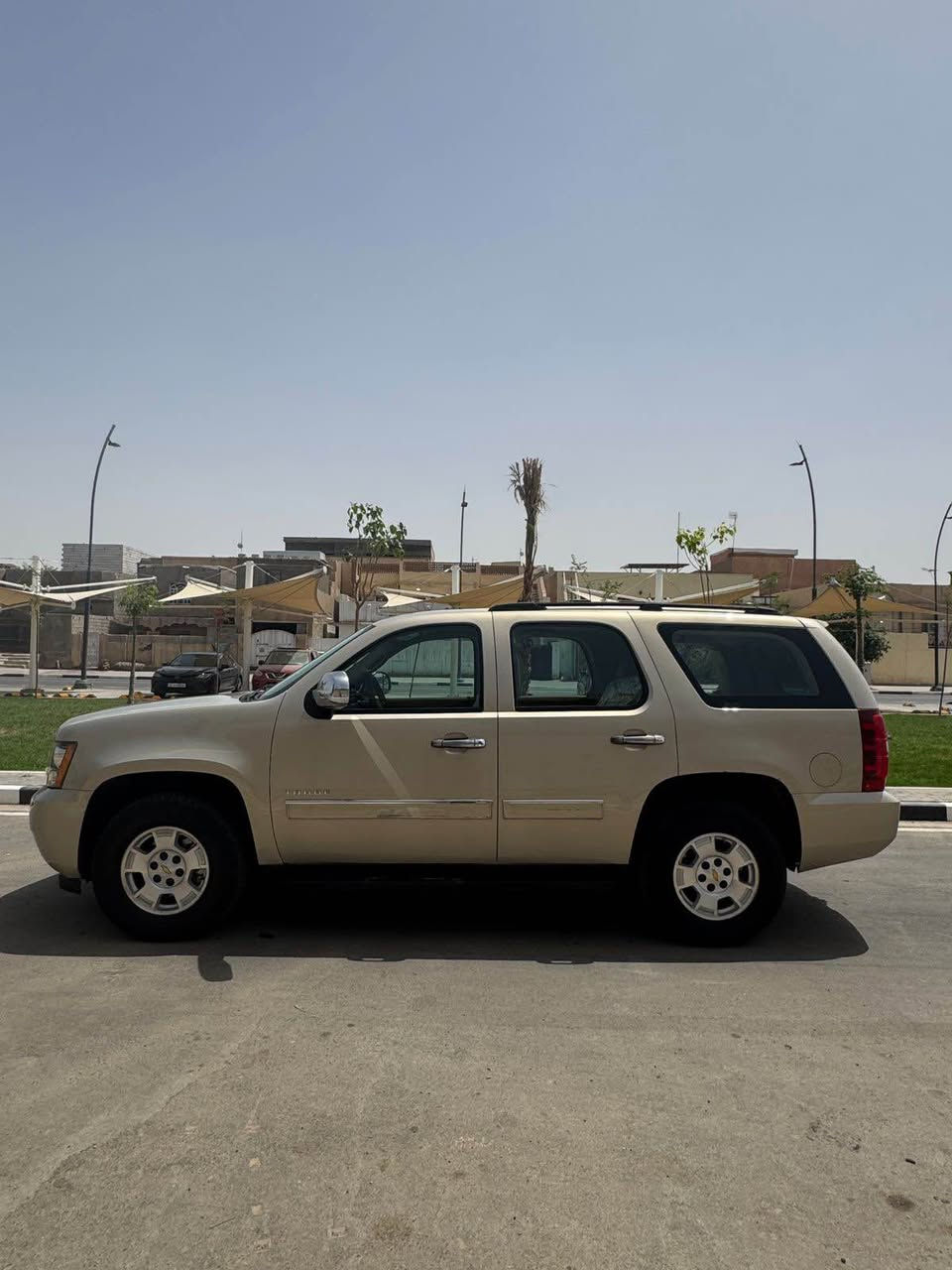 شوفر ليت تاهو 2010  خليجي مكفوله 
رقم بصره بأسمي
بيها تكحيلات بسيطه وما مبينه ابد
مواصفات LS 
كشنات مخمل
السياره جاهزه للاخر حداده تخم تاير …الخ
للبيع فقط السعر ٢١٥ وبيها مجال بسيط للشراي
عنوان السياره البصره الجنينه شارع التجاري
*********** البصرة, العراق
