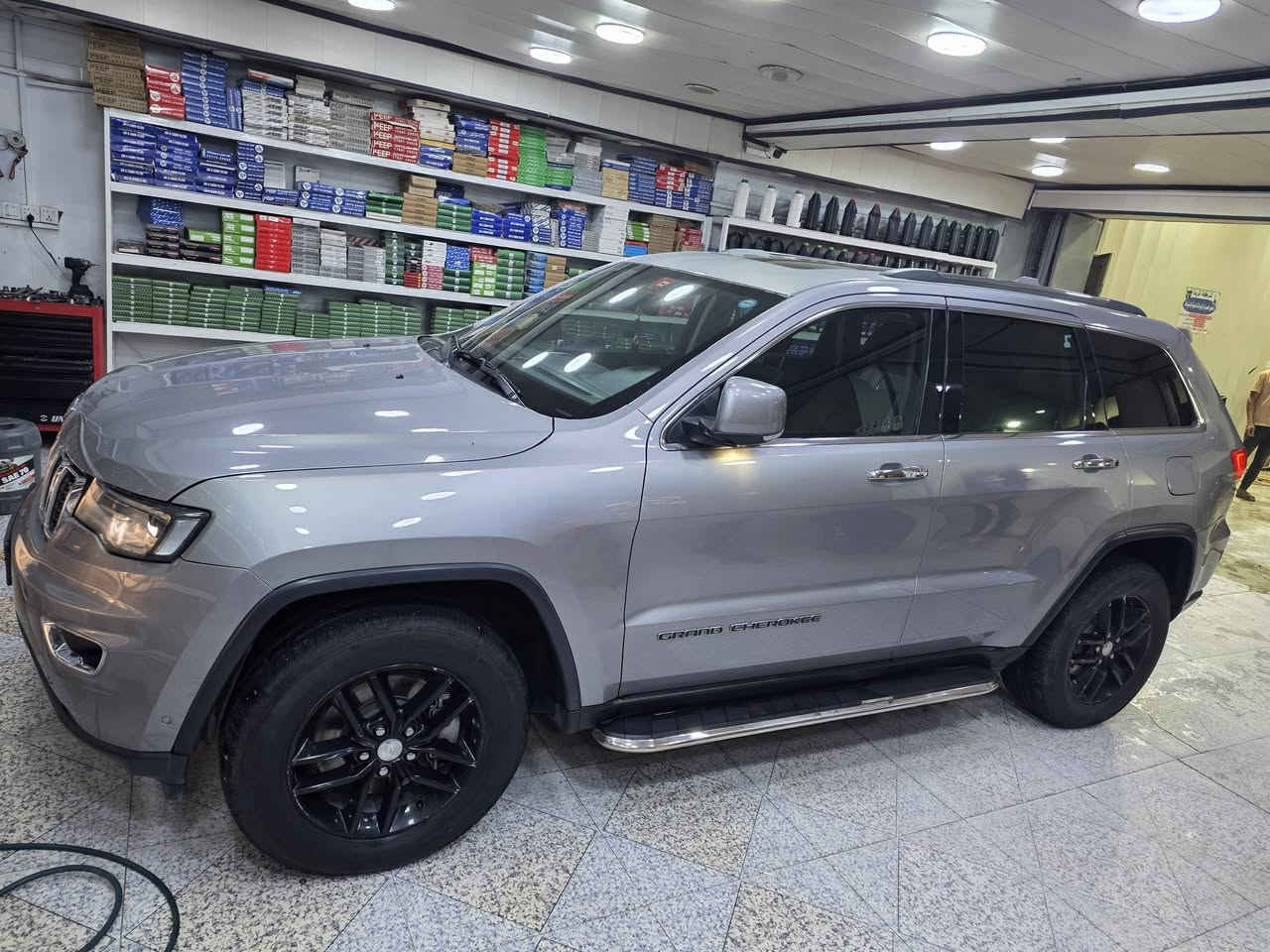 سلام عليكم 
للبيع جيب  خليجي🚘   لمتدد  2018 
او مراوس بجيب 2024 او 2025 

فوووول مواصفات

المحرك : V6.  3.6L ‎  

رقم سليمانية باسمي تحويل مباشر

سياره جديده استخدام شخصي
‏‎* المواصفات :

‏‎1ـ ادار امامي وجانبي 

‏‎2ـ نقطة عمياء 

‏‎3ـ فرش المقاعد من الجلد
‏
‏‎4ـ ويل قياس  18 .

‏‎5ـ مقود السائق كهربائي . 

‏‎6ـ تدفئة ستيرن . 

‏‎7ـ شاشه كبيرة 8.4 انج .

‏‎8ـ نظام الملاحة (GPS) . 

‏‎9ـ نظام خاص للطرق الوعرة . 

‏
‏‎10ـ المصابيح الأمامية مع LED لايت . 

‏‎11ـ كشافات ضباب بروجكتر زنون . 

‏‎12ـ تشغيل عن بعد 

‏‎13ـ حساسات أمامية .

‏‎14ـ حساسات خلفية .

‏‎15ـ كاميرا خلفية .

‏‎16ـ بخاخ ماء لتنظيف المصابيح الامامية .

‏‎17ـ مرايا بخاصية التعتيم الذاتي . 

‏‎18ـ مرايا جانبية قابلة للطي . 

‏‎19ـ  بلوتوث تلفون . 

‏‎20ـ محدد سرعة . 

‏‎21ـ نظام تشغيل واطفاء اوتماتيكي للمحرك للتوفير من صرف الوقود . ( Auto Start System ) .

‏‎22ـ نظام بريك اوتماتيكي ( Auto Break System ) .

مكان سيارة بغداد الدورة

السعر 245  

 للتواصل👇🏼
***********
