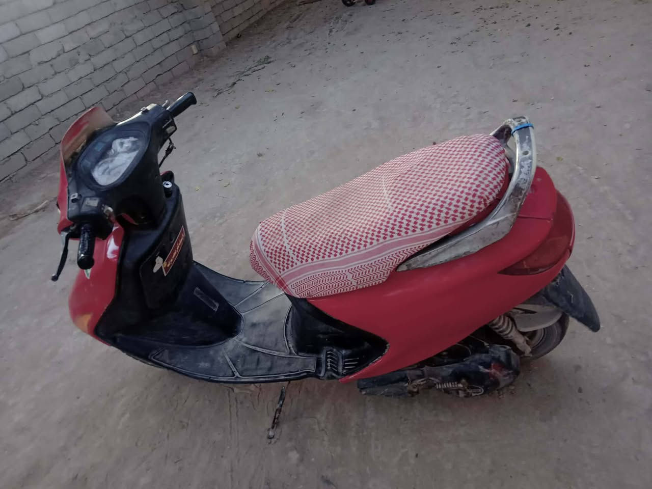 السلام عليكم دراجه فراشه نضيفه كلشي ما عوزه شغل وطلع هندر واحد سلف عوزه باتري بيه شلعه ومعدل شوفت عينك مكينة ناعمه كلش  السعر 200 وبيه مجال للطيبين مكان سوق الشيوخ رقمي ***********
