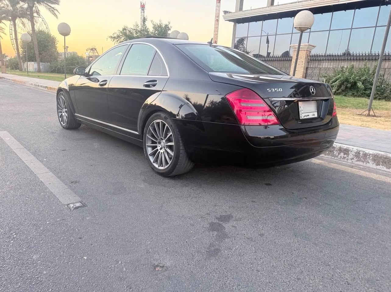 مارسدس S350 موديل 2009 W221
وارد يابان، من أنظف الواردات
لون أسود بشذرة ذهبية
داخلية جلد أسود وديكور خشب
ماشية قرابة 295 ألف كم
محرك 6 سلندر سعة 3.5 لتر (الحجم المرغوب)
كير أوتوماتيك 7 سرعات

حالة السيارة

السيارة بدون صبغ، وبدون حادث أو ضربة.
حتى الدعاميات بلادية وأصلية وبدون صبغ.
الإيرباكات سليمة.
الگير ممتاز والتبريد ثلج.

صدر جديد فيت بم وفلتر بنزين جدد، وبطارية جديدة، مع الالتزام بالصيانة الدورية وتبديل الزيوت والسوائل بانتظام.

المواصفات

• بصمة.
• جاكات إيرماتك مع خاصية رفع وتنزيل السيارة.
• سلايد روف كهربائي زجاج.
• أبواب شفط.
• كراسي أمامية بدعم هوائي قابل للتعديل للظهر والجوانب.
• حساسات بارك أمامية وخلفية.
• ناظور للرؤية الليلية.
• بردة خلفية كهربائية.
• مرايات جانبية تطوى كهربائياً.
• المرايا الداخلية والمرايات الجانبية بتعتيم أوتوماتيكي لتقليل وهج أضواء السيارات بالخلف ليلاً.
• لايتات زينون أصلية، والضوء يتحرك وي الستيرن عند الاستدارة.
• إيرباكات أمامية وجانبية وإيرباكات جانبية للمقاعد الخلفية، وإيرباكات بالتكم والشبابيك، وإيرباك عند مستوى ركبة السائق. العدد الكلي ١٣ ايرباك.،
• شاشة أصلية مع تحكم بالإعدادات.
• إضاءة جانبية منفصلة تشتغل عند الاستدارة أو تشغيل الإشارة، وتنور زاوية الطريق بجانب السيارة.

السعر 195 ورقة

للتواصل:
 ***********
