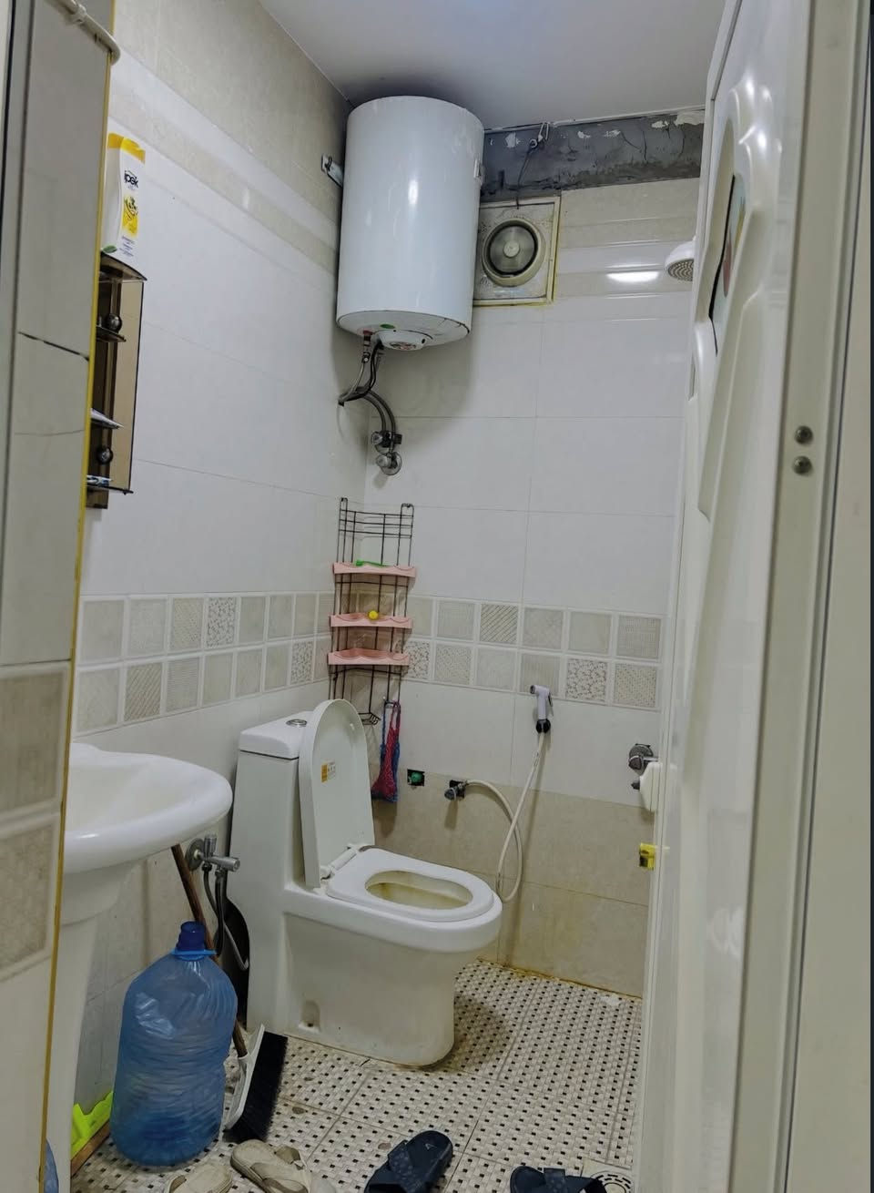 شقة للأيجار في منطقة بريهة مؤثثة وجاهز من كل شي تحتوي على غرفتين وصالة وصحيات ومطبخ سعر الأيجار 850 | للأستفسار *********** |#زين_المنصوري
