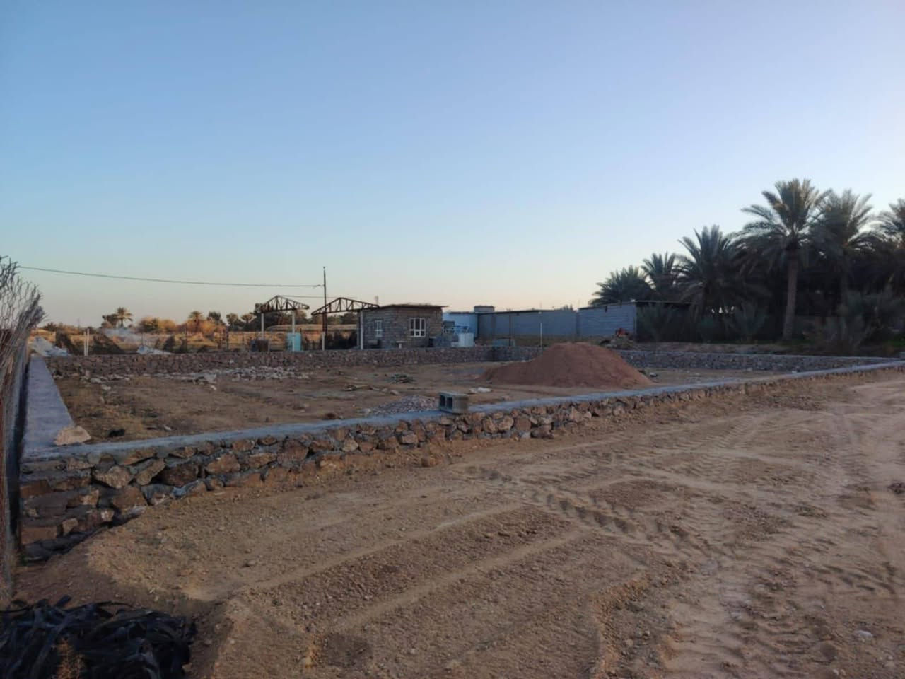 قطعة ارض للبيع المساحة ٥٠٠م طابو زراعي منطقة اقنان القطعة مجعبة حجر شغل درجه اولى شارع ٦ م ونص قرب مضيف شوكت كلاني للاستفسار الاتصال على الرقم ***********
