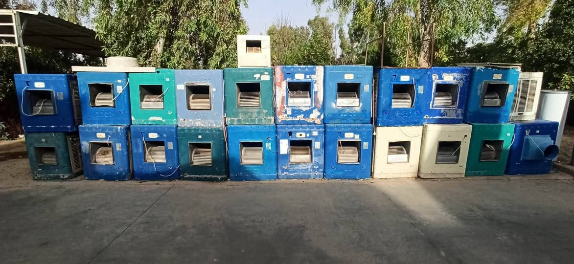 الحمداللە هەمیشە پێشەنگین لە جوانی کۆمەڵیک ئەشیای پاک و جوان و نازدار ماڵی دۆستە بەشەرت زۆر بێ عەیب 
موبەڕیدە
دەرگا 
کەوانتەر 
مجمیدە 
غەسالە
هەمویان نرخیان زۆر گونجاوە 
شوێن.... کەلاری کۆن ***********
