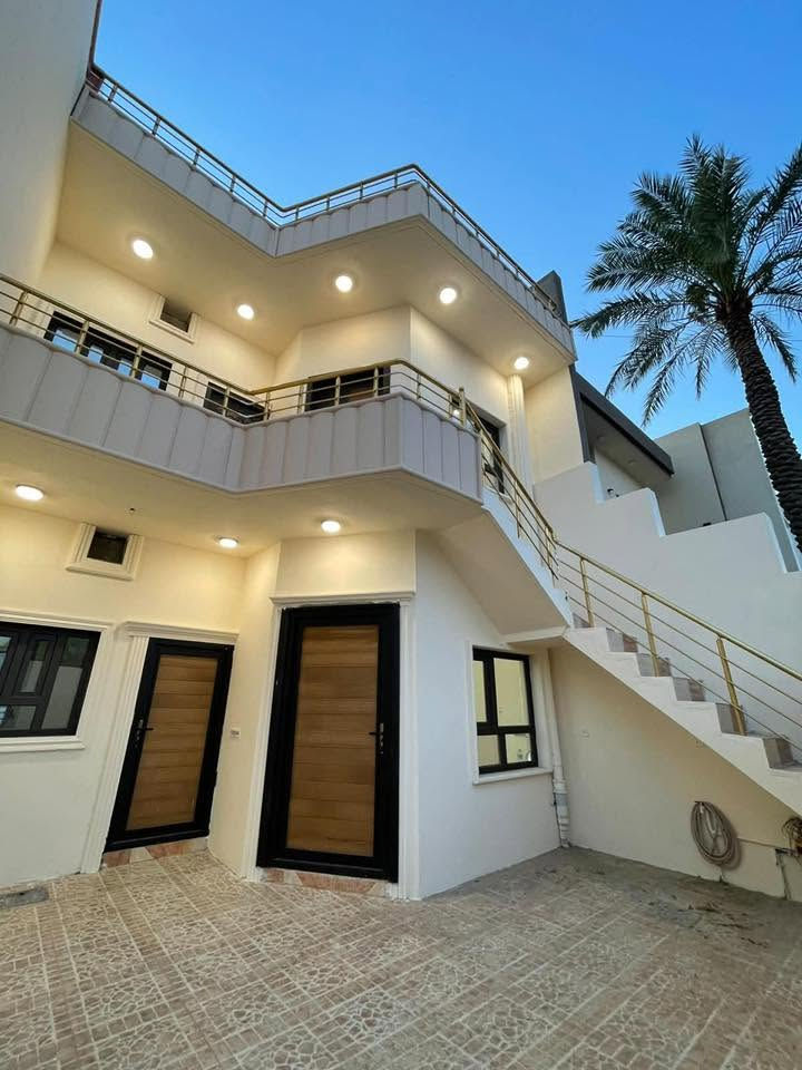 🏠دار بناء حديث للبيع طابقين منعزل للوارد شهري 
   موقع مميز للبيع
~~~~~~~~~~~
البيت فول فول✔️
دبل جام المنيوم✔️
~~~~~~~~~~~
طابو ملك صرف✏️📋
~~~~~~~~~~~
📐المساحه:140 متر
📐الواجهة :-7 متر 

~~~~~~~~~~~
📍الموقع : حي عدن خلف جامع تحسين صوراني 

~~~~~~~~~~~
💸السعر :علق تم يوصل السعر
~~~~~~~~~~~
يحتوي الطابق الاول على:-
 غرفتين نوم + استقبال + هول + مطبخ حار بارد + الترك + كراج 
~~~~~~~~~~~
يحتوي الطابق الثاني على:-
هول +صحيات + 
غرفتين نوم:مطبخ حار بارد 
~~~~~~~~~~~
~~~~~~~~~~~
للاستفسار اكثر الاتصال على
***********📱
~~~~~~~~~~~
نستقبل جميع العروض 
🏠السكنيه  🏛️التجاريه
مكتب عدن بدايه سايدين عدن مقابل مجمع جوهره
