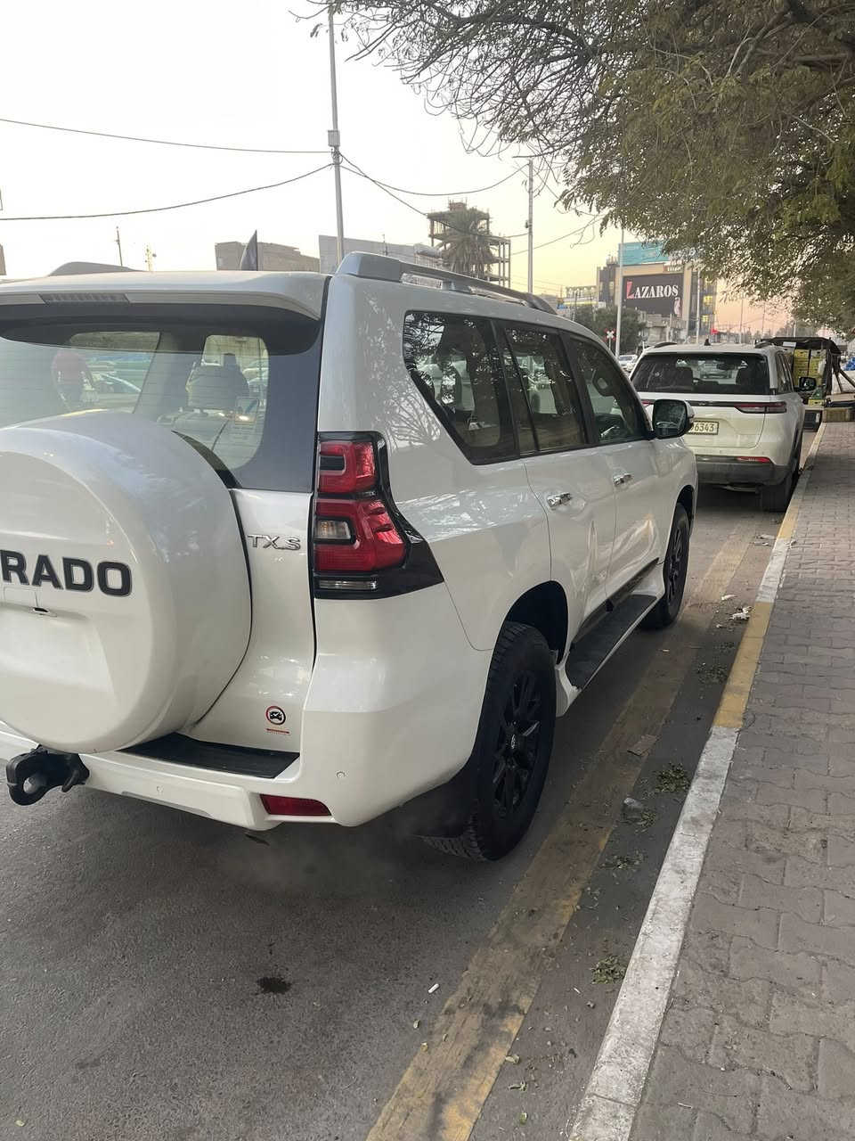 سلام عليكم برادو موديل 2018 وارد خليجي فول مواصفات بدون أي ضربة مكفولة ولايوجد صبغ المواصفات جلد كراسي كهرباء السيارة 6 اسلندر 7 راكب السيارة جاهزة من كير محرك صدر تبريد تحويل ثاني يوم العنوان بغداد الحرية البستان للاستفسار الاتصال على الرقم التالي ***********
