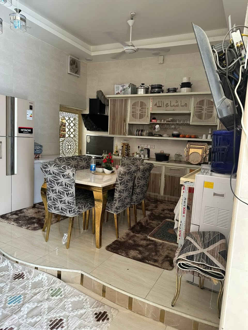 السلام عليكم دار للبيع مساحه 250 حي الجوادين قرب مدرسة انوار الجوادين جاهز ومرتب بناء حديث السعر 160 بي مجال بسيط للاستفسار ***********
