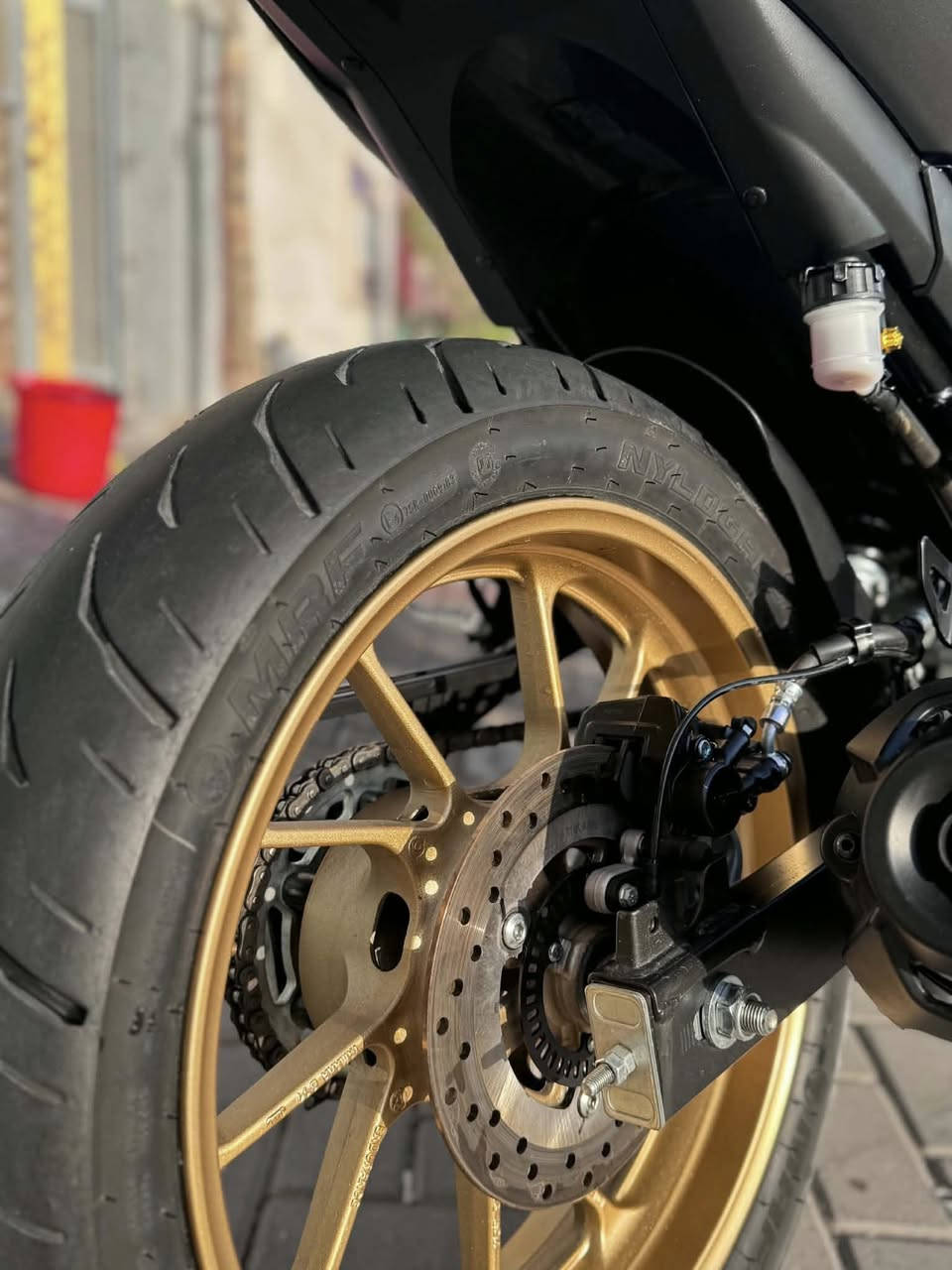 ياماها اف زت 2025 ادفنجر
محرك 250 بستم واحد

اي بي اس امامي خلفي

جك انجن وحساس بيئه

شاشه اعطال وشاشه ديجتال

لايت لد 3 مودات

دراجه اخذته زيرو من بيت طارش صفر كيلو متر
ماشيه 2500 بعده زيور محرك كير ضفيره عقل كله بلادي ومكفول اوراق مو رقم مامكمركه منفيس ومكاتبه
سعره 3000 وبيه مجال عنواني دوره حي اسيا وهذه رقمي ***********
