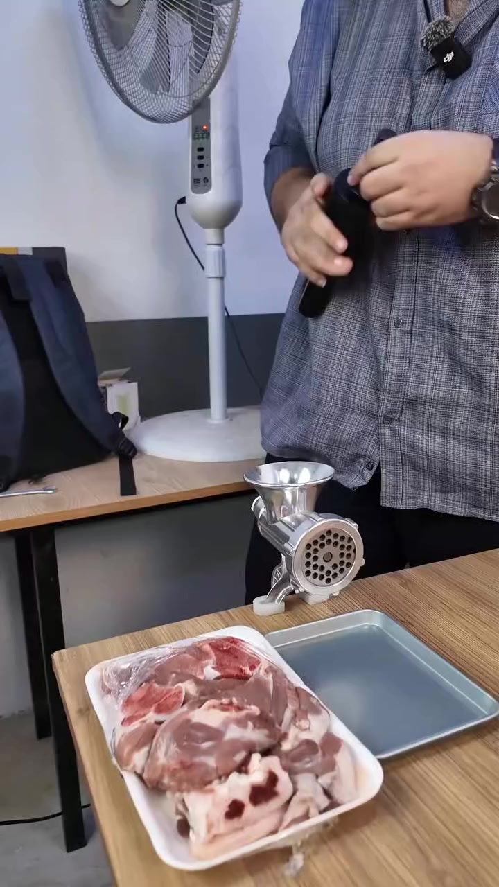 السعر 28توصيل مجاني
مثرامة لحم يدوية

الاستخدامات:

فرم اللحوم الطازجة بمختلف أنواعها بسهولة.

تحضير الكبة، الكفتة، البرغر، والمعجنات بحشوات ناعمة.

فرم الخضروات القاسية أو الفواكه الطرية لعمل وصفات متنوعة.

مثالية للمطابخ المنزلية، الرحلات، والمطابخ الريفية.

المميزات:

صناعة متينة من سبيكة الألمنيوم المقاومة للصدأ.

تصميم عملي يثبت على الطاولة ببرغي تثبيت معدني قوي.

سهلة الفك والتركيب للتنظيف السريع بعد الاستعمال.

خفيفة الوزن مما يجعل حملها واستخدامها مريح.

مقبض يدوي مغطى بمقبض بلاستيكي مريح للاستعمال الطويل.

تأتي مع شفرة حادة وقرص معدني لفرم ناعم ومتساوٍ.

محتويات الصندوق:

مثرامة يدوية معدنية (JCW-8).

مقبض دوار مع مسكة بلاستيكية.

قرص معدني بفتحات دائرية.

شفرة معدنية داخلية للفرم.

برغي تثبيت للطاولة.

الملاحظات:

أبعاد الغلاف: 24 × 14 × 9 سم.

قطر فتحة الثرم 7.5 سم

يجب تنظيفها بالماء الساخن بعد كل استخدام وتجفيفها جيدًا.

يُنصح بدهن الشفرة والقرص بقطرات زيت صالح للأكل لحمايتها من الصدأ.

آمنة وصحية للاستخدام المنزلي، ولكن يجب إبعادها عن متناول الأطفال.


**إذا كنت صاحب هذا الإعلان وتريد حذفه لأي سبب، رجاءا أرسل رسالة إلى الدعم الفني**