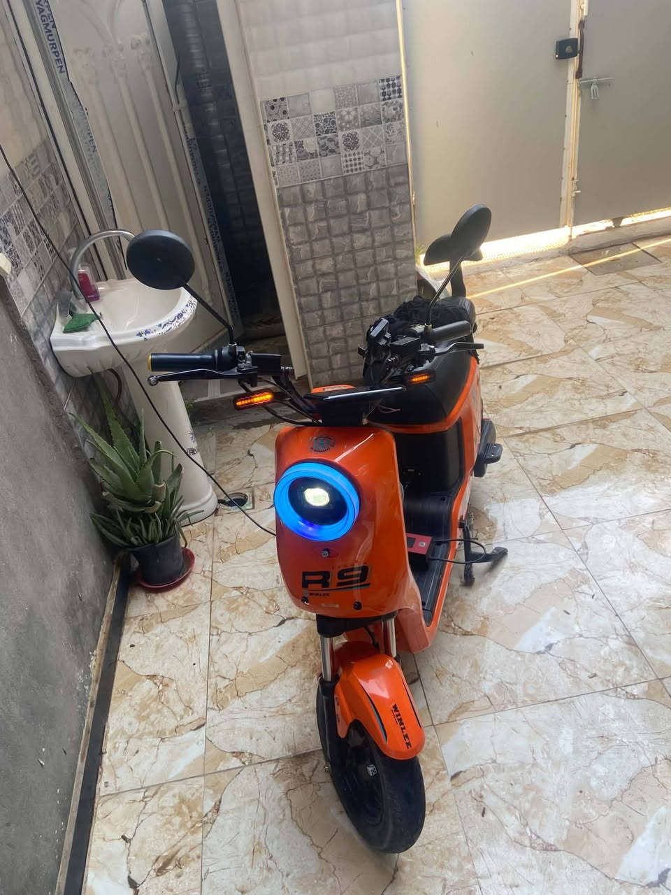 دجاجه شحن جديد r9 نضيفه كلش بل جيس سعرها 375 وبيها مجال ***********
