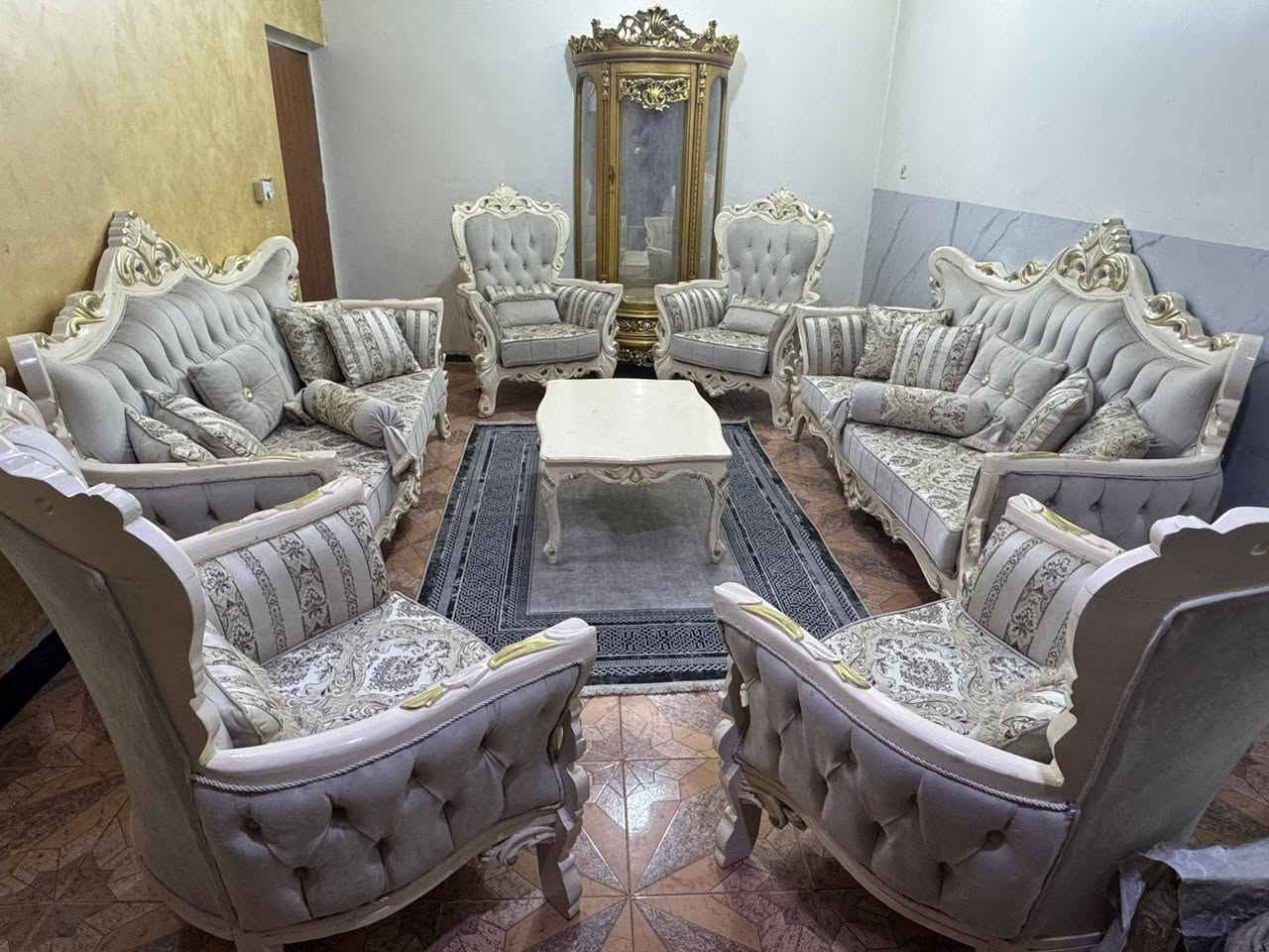 تخم زان تركي الاصلي ١٠ مقعد مع ميز وسط اخو الجديد نضافه فول ***********
