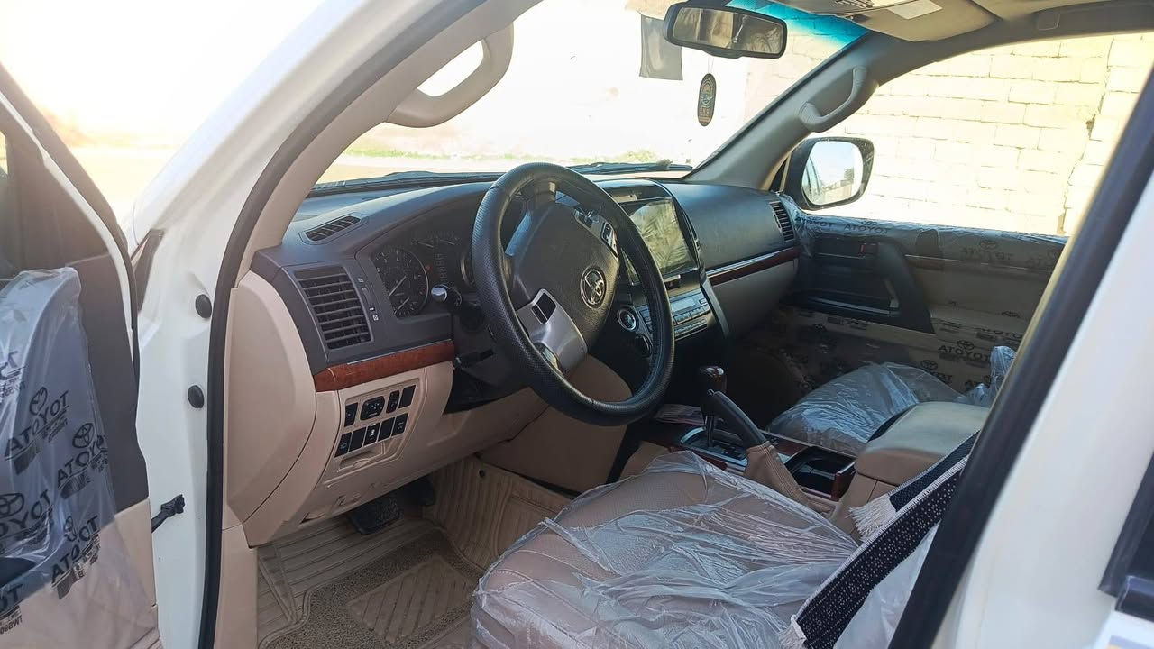 السلام عليكم
تويوتا لاندكروز 2014 بريم فول
 محرك 8 سلندر
حجم المحرك 4600
كفالة عامة 
رقم اربيل دولي وبسمي
ماشية 167
المواصفات
سلايد روف
تشغيل عن بعد
مري شفط
حساس امامي خلفي
زراك لايت
ثلاجة
جلد
مكانه كركوك 
***********
السعر 425 وبيه مجال
