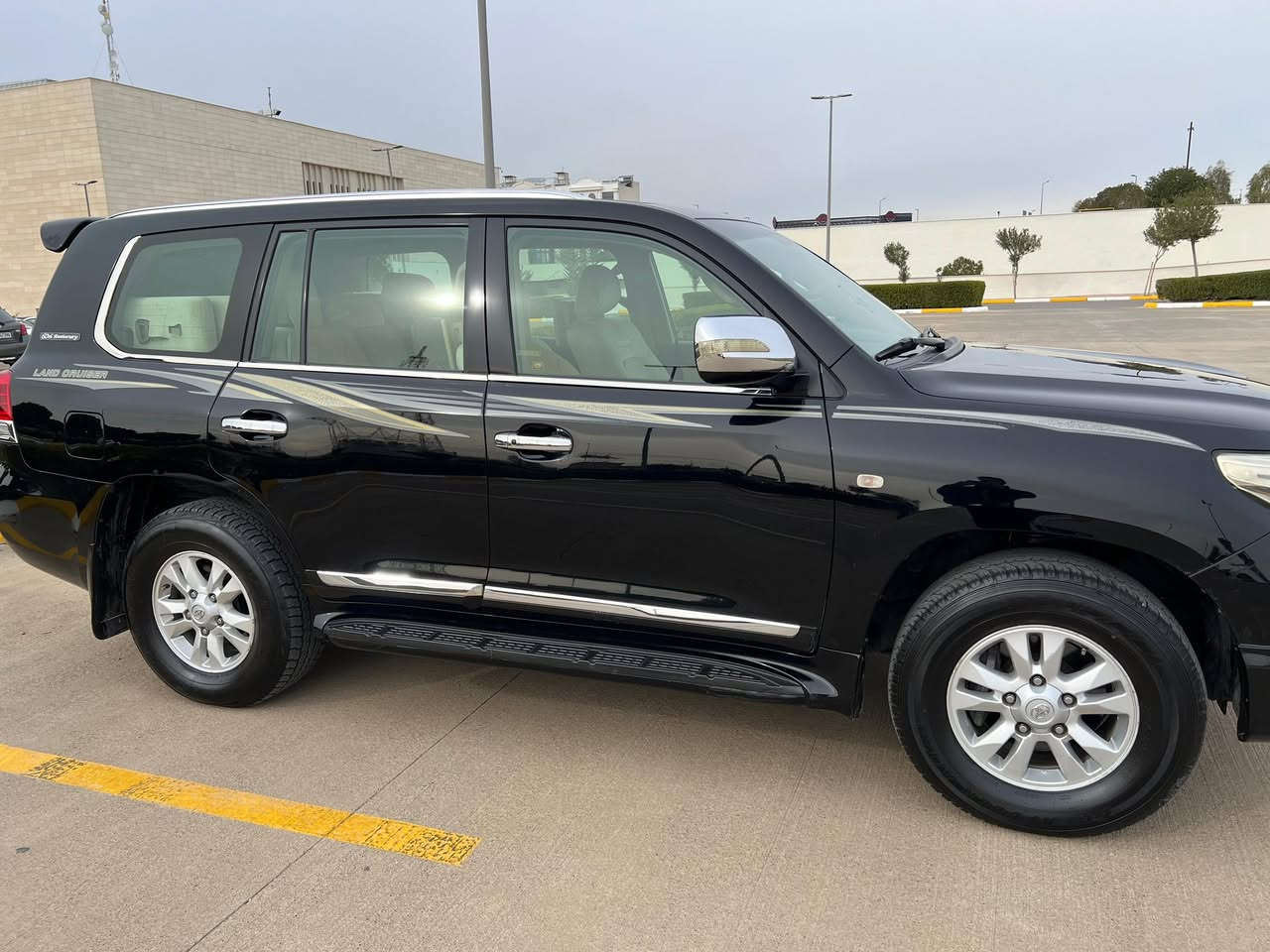 سلام عليكم  (مكلف بالنشر )
لاندكروز للبيع 
موديل 2011  ستيني بلادي     GXR 
فول مواصفات 
ماشيه   315  الف KM
رقم اربيل هزه وسنوية جديده 
السياره نظيفه ومال بيت غرفتها بلاديه كشناتها جلد شرط مابيها عيب 
گير ومحرك مكفووول شرط الفحص 
مكفوووله كفاله عامة عدا صبغ الدعامية الامامية + تكحيل وبارد اصبعين فقط جو البك لايت اليسار كما موضح بالصور 
والخطة طابعه 

السعر  33,000$  وبيها مجال 
مكان السياره .. الرمادي

***********
