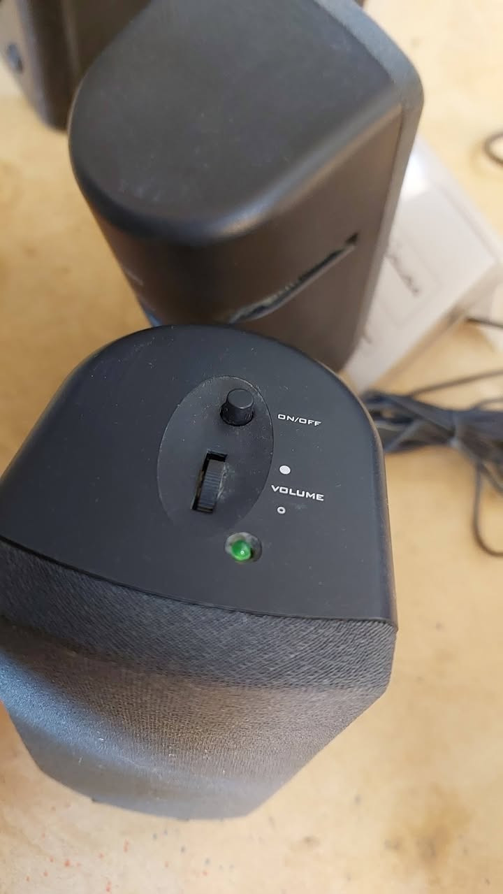 السلام عليكم.. عرض #2026009
سبيكر مونيتر CERATIVE 
للاستخدام مع المونيترات، مصدر الطاقة USB 
و مدخل الصوت AUX, تحكم للصوت و التشغيل من السبيكر نفسه.
تجربة للصوت مرفقة بالمنشور على مونيتر سامسونك G5..
السعر 25 الف دينار شامل توصيل ..
مكاني سليمانية... يوجد توصيل كافة المحافظات.
Mustafa Electronics 
Audio , Video & Electronics
Whatsapp: ***********
