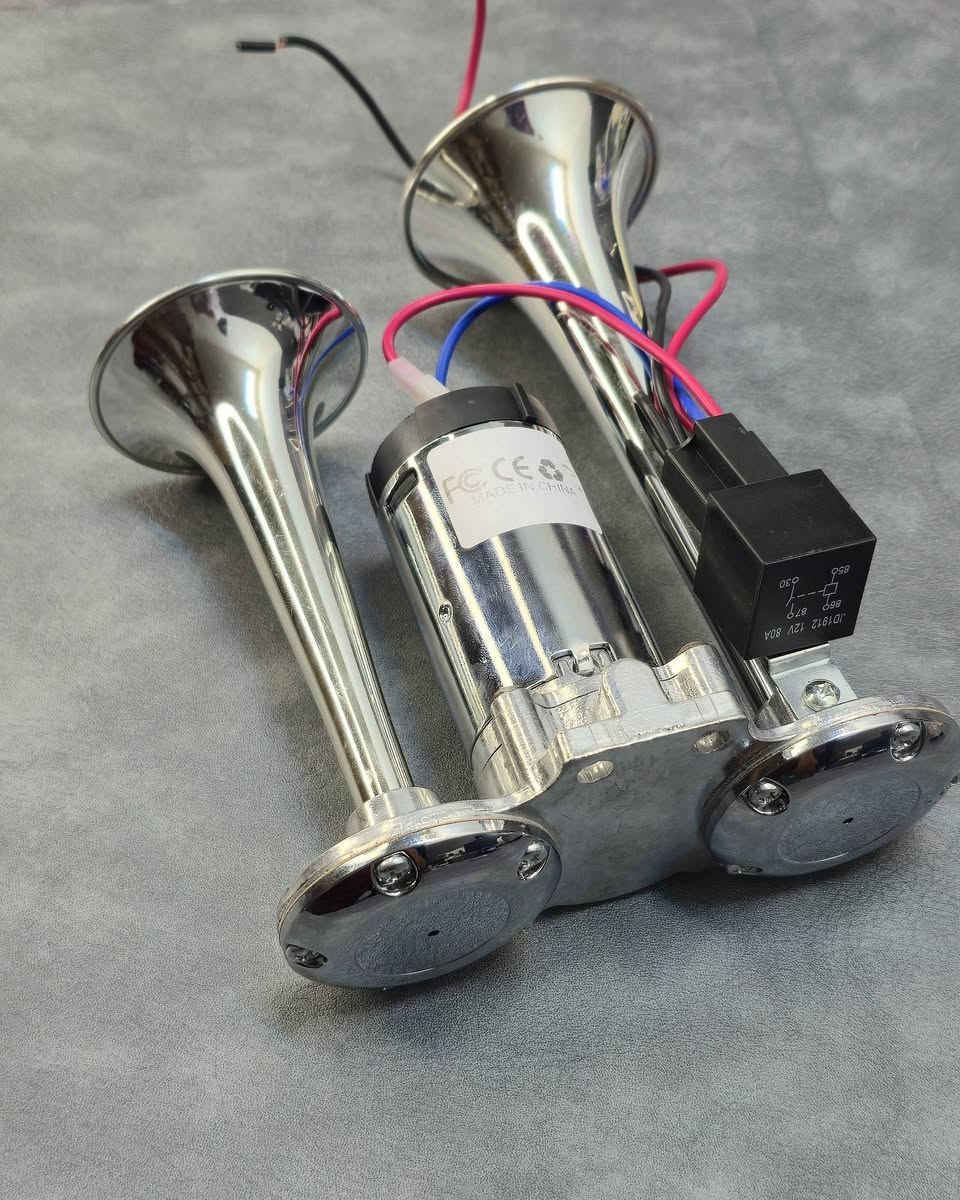 بوق هوائي مزدوج (Air Horn) يعمل بجهد 12 فولت ومصمم لإصدار صوت عالٍ جداً.

مزاد أعلى سعر  ابيع 

يتضمن الطقم ضاغطاً (Compressor) مدمجاً لتوفير ضغط الهواء اللازم للأبواق.
يناسب هذا المنتج مجموعة متنوعة من المركبات بما في ذلك السيارات، الشاحنات، القوارب، والدراجات النارية.

للاستفسار، يرجى التواصل عبر الاتصال أو الواتساب على الرقم ***********، او عبر الرابط https://wa.me/message/TZ6U44S42JMOD1
