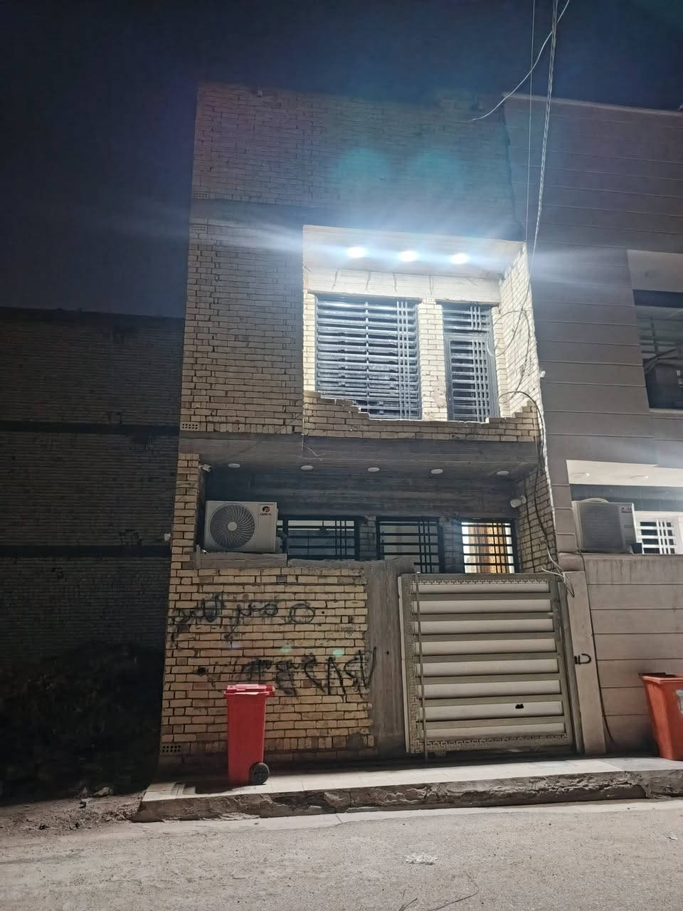 السلام عليكم بيت ٥٠ متر خلف مرور الرستميه ع شارع ١٢ البيت ٣ طوابق يحتوي ع ٣ غرف نوم الثاني والثالث الطابق الارضي صاله ومطبخ دمج مع استقبال موضح ب فديو البيت نقصه واجهيه تريد اكملها الك تريد نته تسويها ع ذوقك ونقص محجر بناء قبل ٦ اشهر البناء درجه اولى  للاستفسار 
***********
