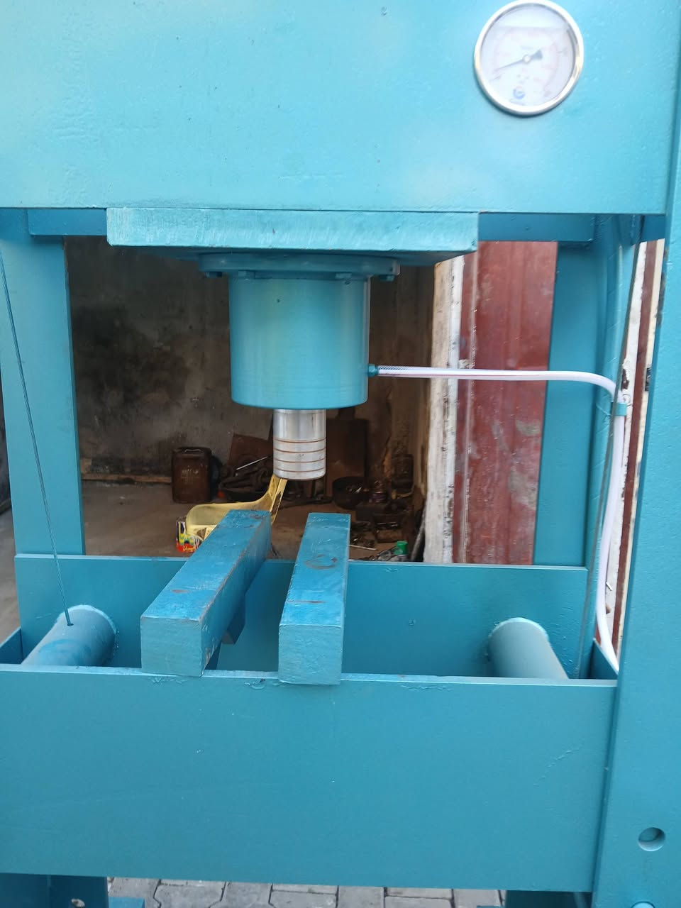 ابريس عراقي ٥٠طن فتحة كبيرة غير مستخدم للبيع ***********و ***********
