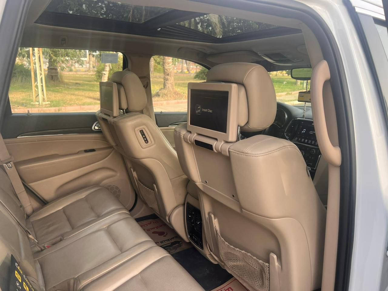 السلام عليكم
جيب ليمتد فول مواصفات 
رقم بغداد الجديد 
سنوية جديدة 
هزة جديدة 
يعني ابد ما اتعبك بيها 
موديل 2019
 كفالة عامة من الشخط فقط بيها بارد بالباب الخلفي اصبعين كلش صغير و مرجعه ب ايدي بارد و مكحل 
* محرك 6 V
* رادار امامي مع مانع تصادم . 
* تحذير الخروج عن المسار . 
* دفع رباعي 4x4 
* المقاعد الأمامية كهربائية .
* ذاكرة لحفظ وضعيات الجلوس . 
* المقاعد الأمامية  تبريد وتدفئة . 
* المقاعد الخلفية مع تدفئة . 
* انظمة القيادة .
* نقطة عمياء ..
* مقود السائق كهربائي . 
* تدفئة ستيرن . 
* سقف بانوراما .
* شاشه كبيرة مع نفكيشن GPS . 
* كشافات ضباب بروجكتر زنون . 
* تشغيل عن بعد .
* صندوق كهربائي .
* حساسات أمامية . 
* حساسات خلفية .
* كاميرا خلفية .
* مرايا متحسسه للضوء العالي . 
* محدد سرعة . 
* نظام بريك اوتماتيكي ( Auto Break System ) .
* شاشات 
* رادارات .
* المسافة المقطوعة 63,000 كيلو متر 
* وبعد هواية مواصفات .
———————-
* السعر 31,000 وبيها مجال 
السيارة جديدة و نظيفة بمعنى الكلمة
مكاني بغداد زيونة 
اي استفسار اني خادم 
***********
