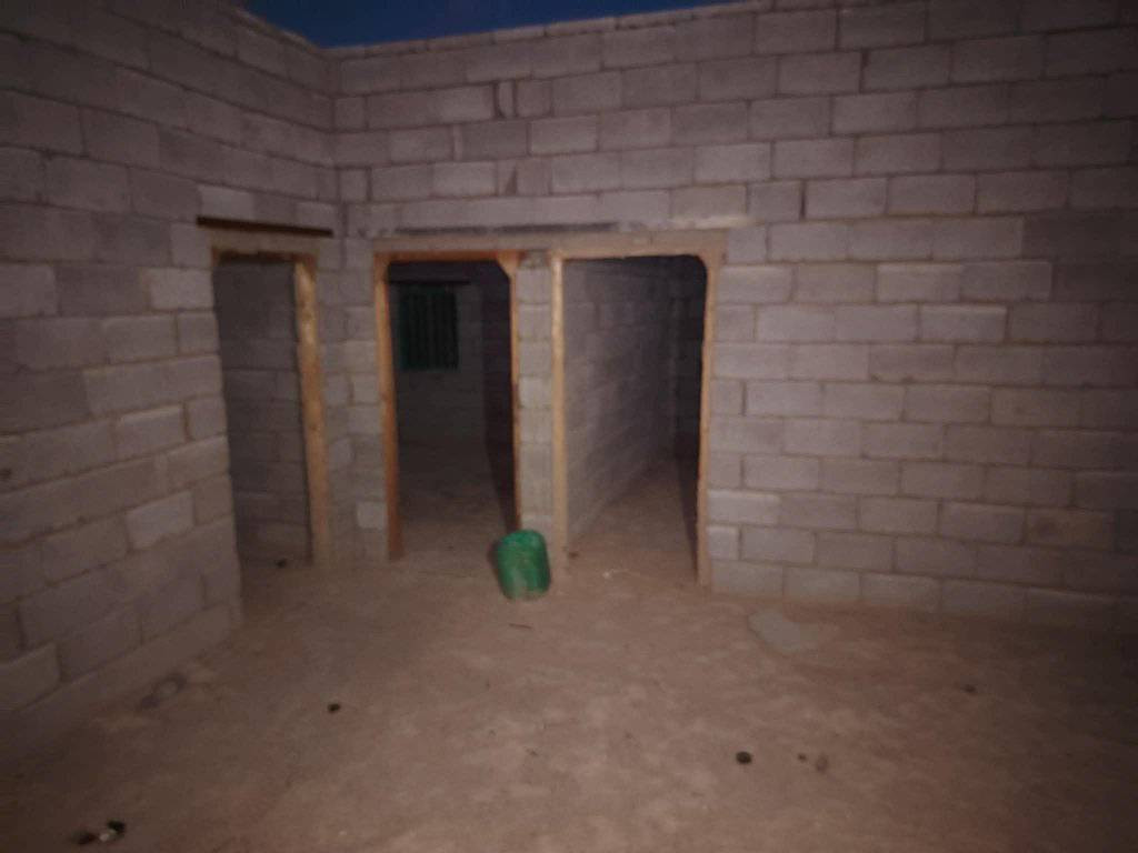 بيت زراعي لبيت بعده هيكل و بدون سكف لكامل بيه غرف ٢ و صاله ومطبخ باقي الديوان ما باني ولسياج الخارجي مساحت لبيت اكثر من٢٠٠ وره المعارض مال الزبير السعر 15مليون للاستفسار الاتصال عالرقم ***********
