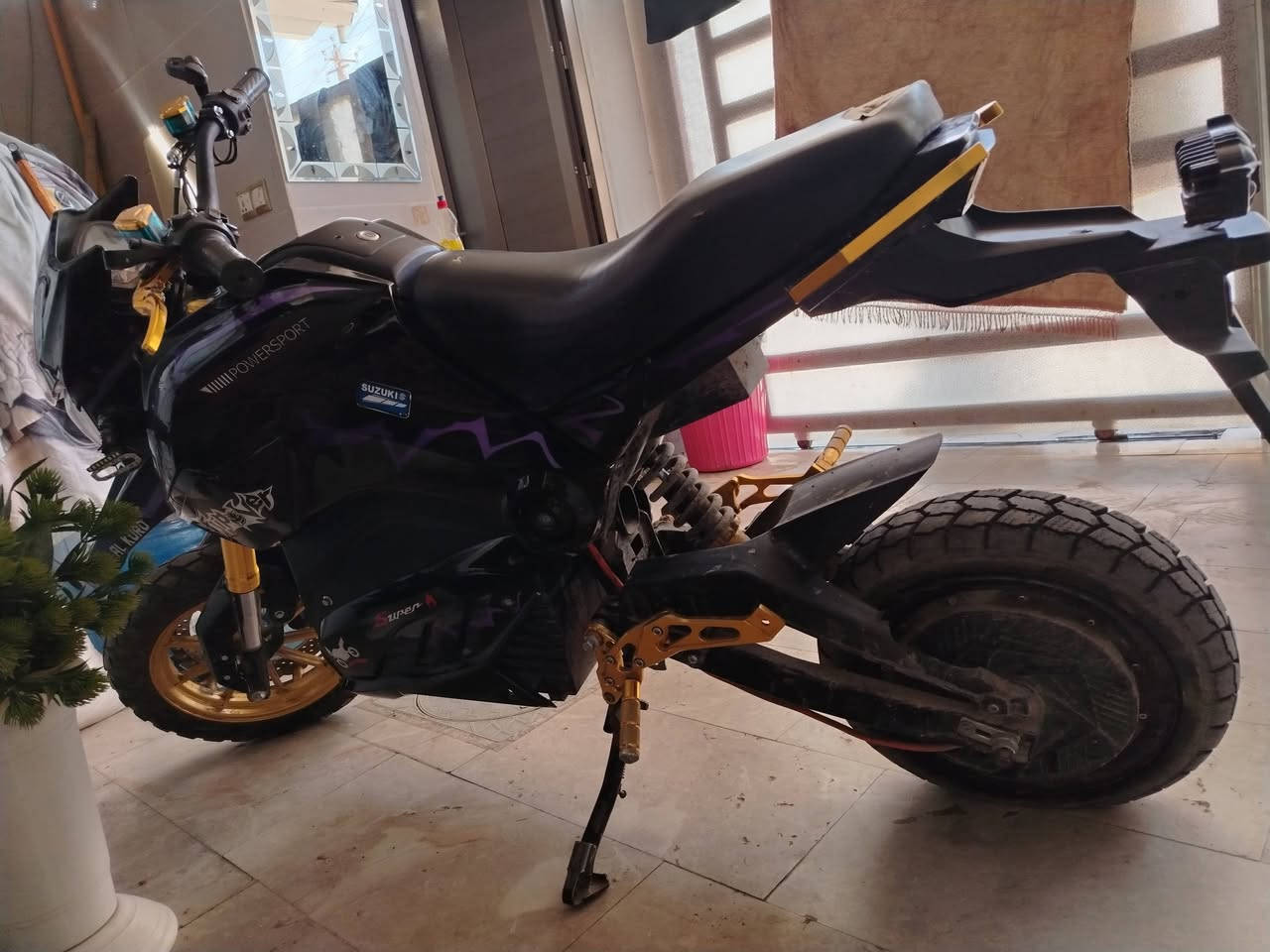 مع وصل الشراء صارلها تقريبأ 6 أشهر من مشتريها
بطاريه فول ملف نضيف فقط عيبها التاير الخلفي خالع +كتف نمره ثالثه سعرها 850 بيها مجال بسيط جدا
 او عندك مراوس  ب ايشي اعرضه الي 
 العنوان بغداد حي جهاد 
رقمي واتساب أو تصال ***********
