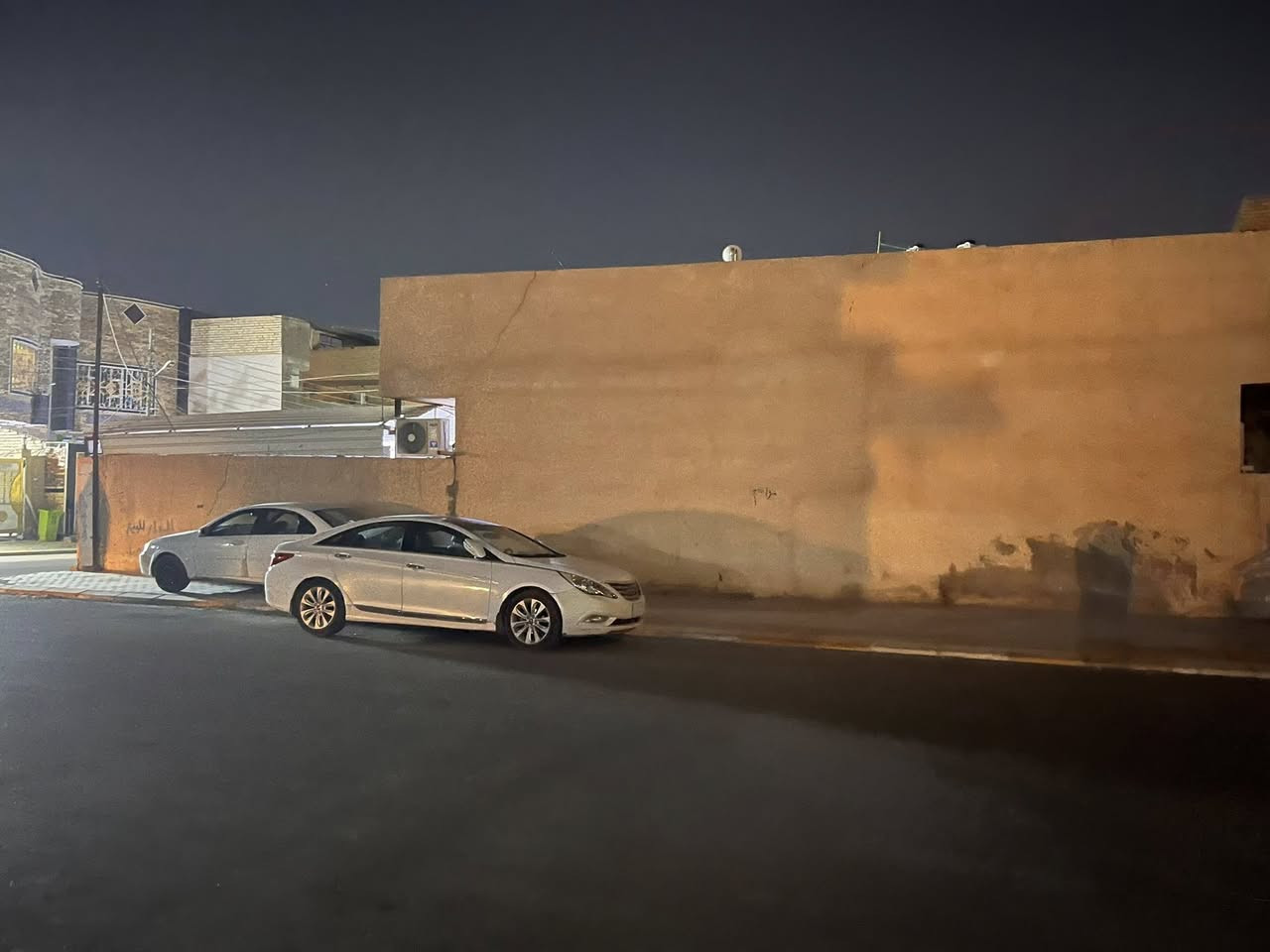 دار للبيع طريق الحر حي المجتبى بفرع جامع وحسينية الغفار 
طابو صرف الدار مساحة 200 متر واجهه عشر نزال عشرين ركن على حديقه وشارعين الدار طابق واحد كراج وحديقه ومطبخ واستقبال وغرفه وصاله  الدار بناء 2011 شوارع مبلطه وكافة الخدمات متوفره 
الاستفسار ع الخاص او الأتصال ***********
