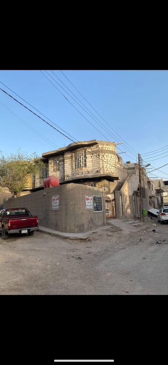 السلام عليكم
دار للبيع في القرنه السوق شارع الشهيد وسام 
البيت طابو صرف
مساحته ٣٠٠ م  مع  ( الفضله ٦٠ م حديقة )
تفاصيل البيت 
متكون من دار كبير طابق ارضي
٢غرفة مع هول كبير و هول صغير مع مطبخ و حمام و استقبال
ومع مشتمل٧٠متر معزول طابقين 
الطابق الأرضي غرفتين و هول و مطبخ صغير و حمام وموزع صغير
والطابق الثاني بي غرفتين و حمام و سطح وموزع
و فوق الدار الكبير فوق شقق اثنين 
معزولات مع درج خارجي متكونات الشقق 
من غرفتين وهول و حمام و مطبخ و كل شقة طارمة فوق معزولة .
علماً إن البيت والبيت الصغير المشتمل بناء طابوق ماعدا الشقتين م̷ـــِْن الثرمستون .
السعر (500 مليون ) بيه مجال قليل .
***********
