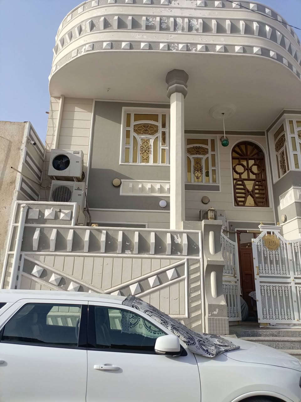 يوجد لدينا دار سكن للبيع ١٢٥م طابقين بناء حديث مسلح الصالحيه قرب سيد جابر يحتوي على ٤غرف نوم وصالتين ومطبخ وديوانيه وطارمه للاستفسار الاتصال على الرقم ***********
