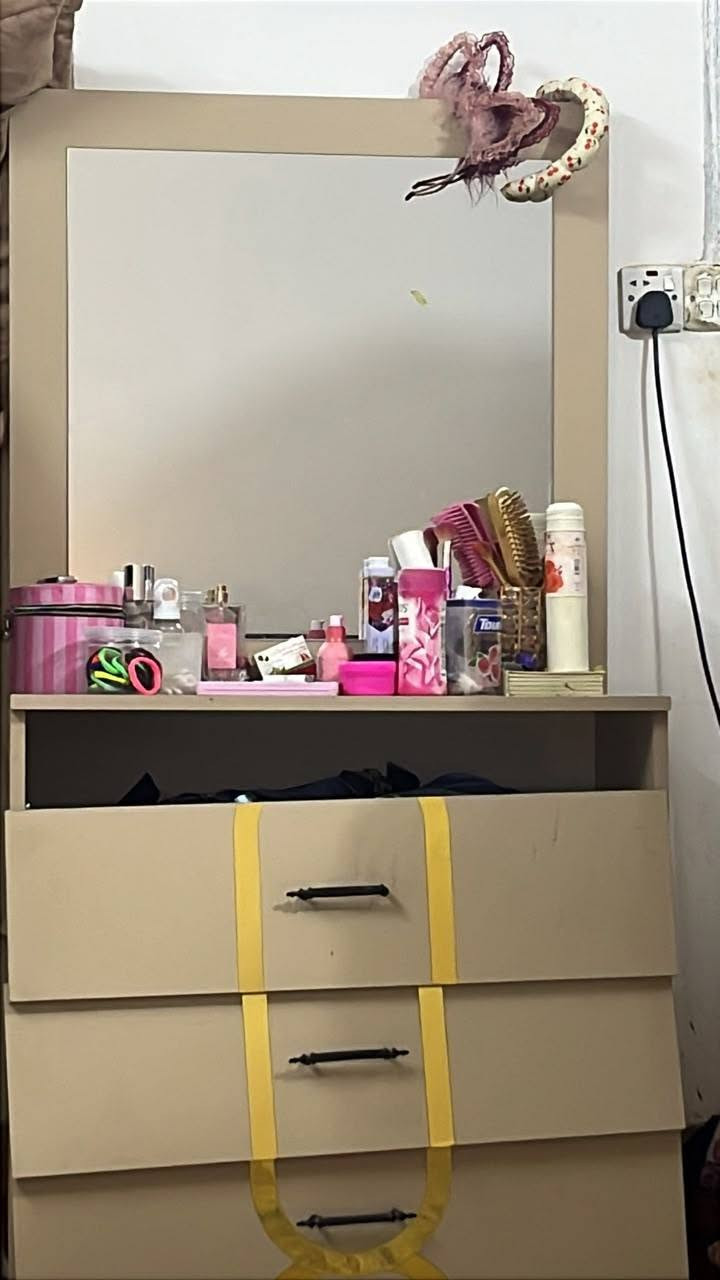 للبيع 
غرفة نوم.  نظيفه استخدام سنه  كنتور وجرابي عدد اثنين مفردة  وميز مرايه شويه بيه تصليح  السعر ٤٠٠  الف 
*********** النجف
التواصل على هذا الرقم للشراي فقط
