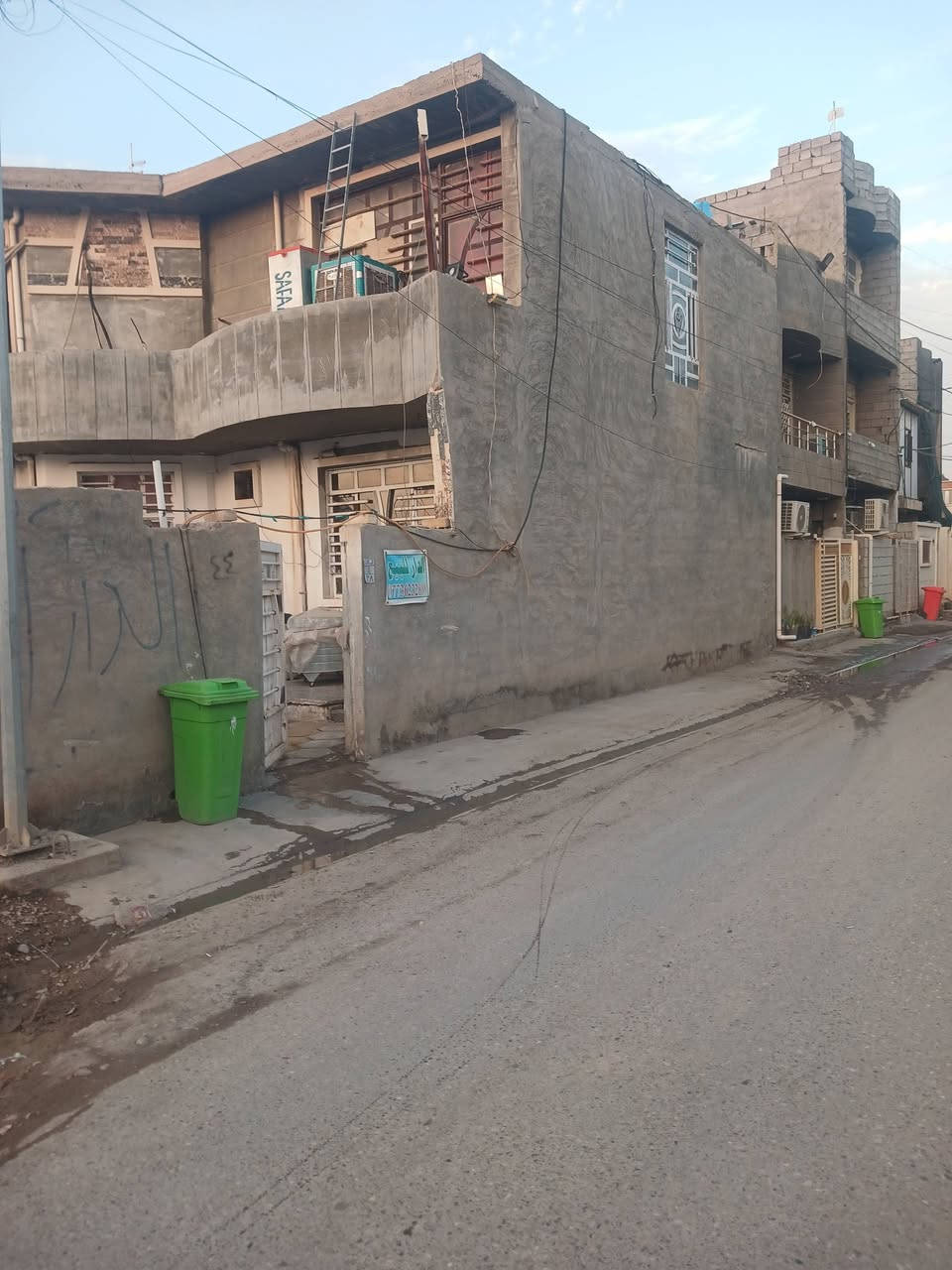 سلام عليكم بيت 100 متر ركن طابقين موقع كميرة شارع ابو كفة يرهم مشتملات ثنين لانو بي درج خارجي ودرج داخلي واقع حال 150 متر اربع غرف نوم وصالة ومطبخ وصحيات خارجية وداخلية سند ٢٥ طابو زراعي صرف ***********
