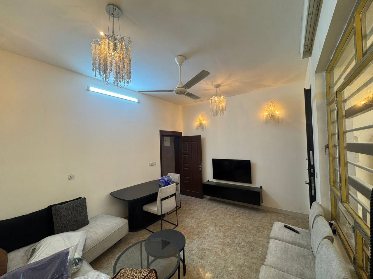 للبيع بيت مساحة ٥٠متر موثث كامل يحتوي على صالة ومطبخ وخدمات عدد ٢وغرف نوم عدد ٣ طابقين ونص موقعة حي الجهاد خلف شارع ٦٠مباشر 
للاستفسار الاتصال 
***********
