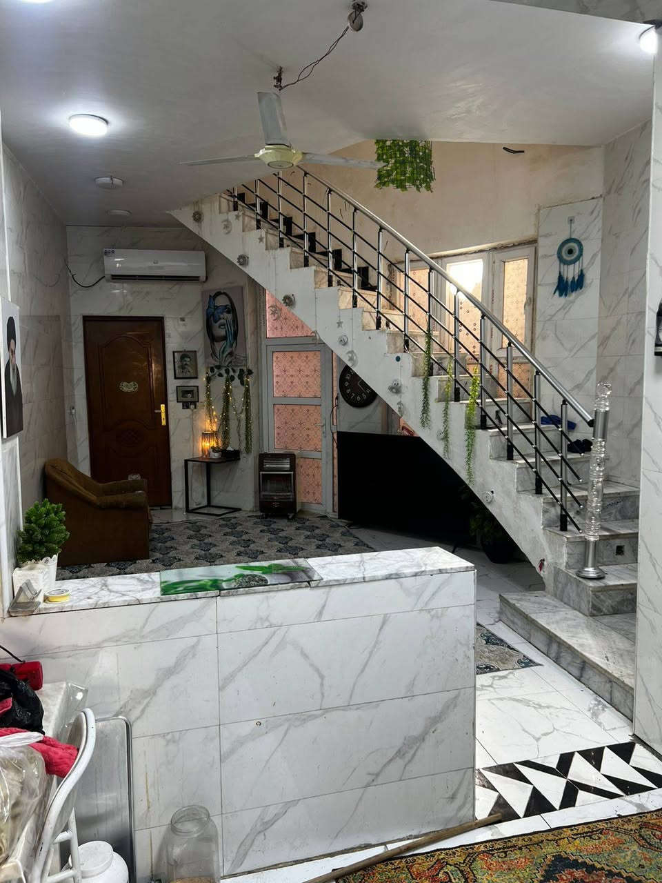 دار للبيع في الناصرية حي المعلمين 100متر يحتوي على ثلاث غرف ومخزن في الطابق الثالث مطلوب اسكان 35مليون التسديد 177الف بالشهر سعر البيت 225وبي مجال للاستفسار  التواصل مع الصفحة او على الرقم ***********
