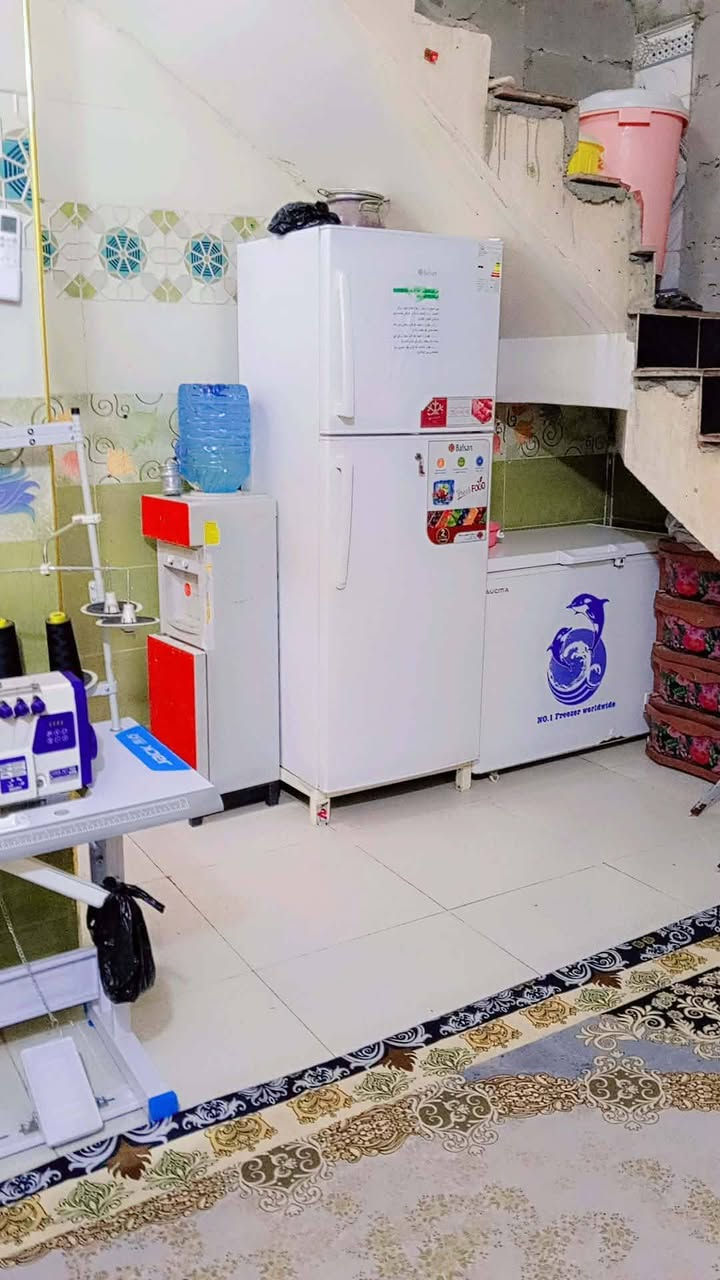 السلام عليكم بيت 100متر 5×20 بناء حديث صب السقف والارضية صب كونكريت مكانه سيد جميل بداية شارع عشرين أول فرع قريب عالشارع الجيران كلش طيبين فرع هادئ جدا أيضاً أغراض المطبخ كلهن هدية للمشتري كاونتر تفصال سعره مليون طباخ مرشحه فلتر ماء مقطورة گيزر ماطور ماء كلهن يبقن للمشتري وسعر مناسب جداً السعر 72 وبي مجال رقمي ***********
