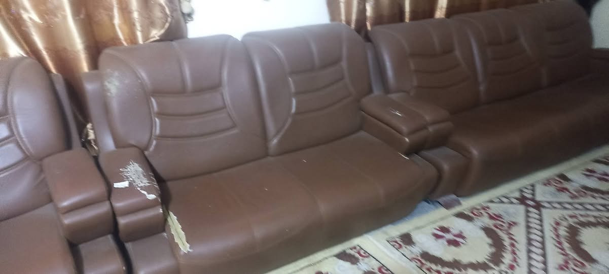 السلام عليكم يوجد تخم جلد 7مقاعد سعرها 400وبيه مجال للاتصال ***********
