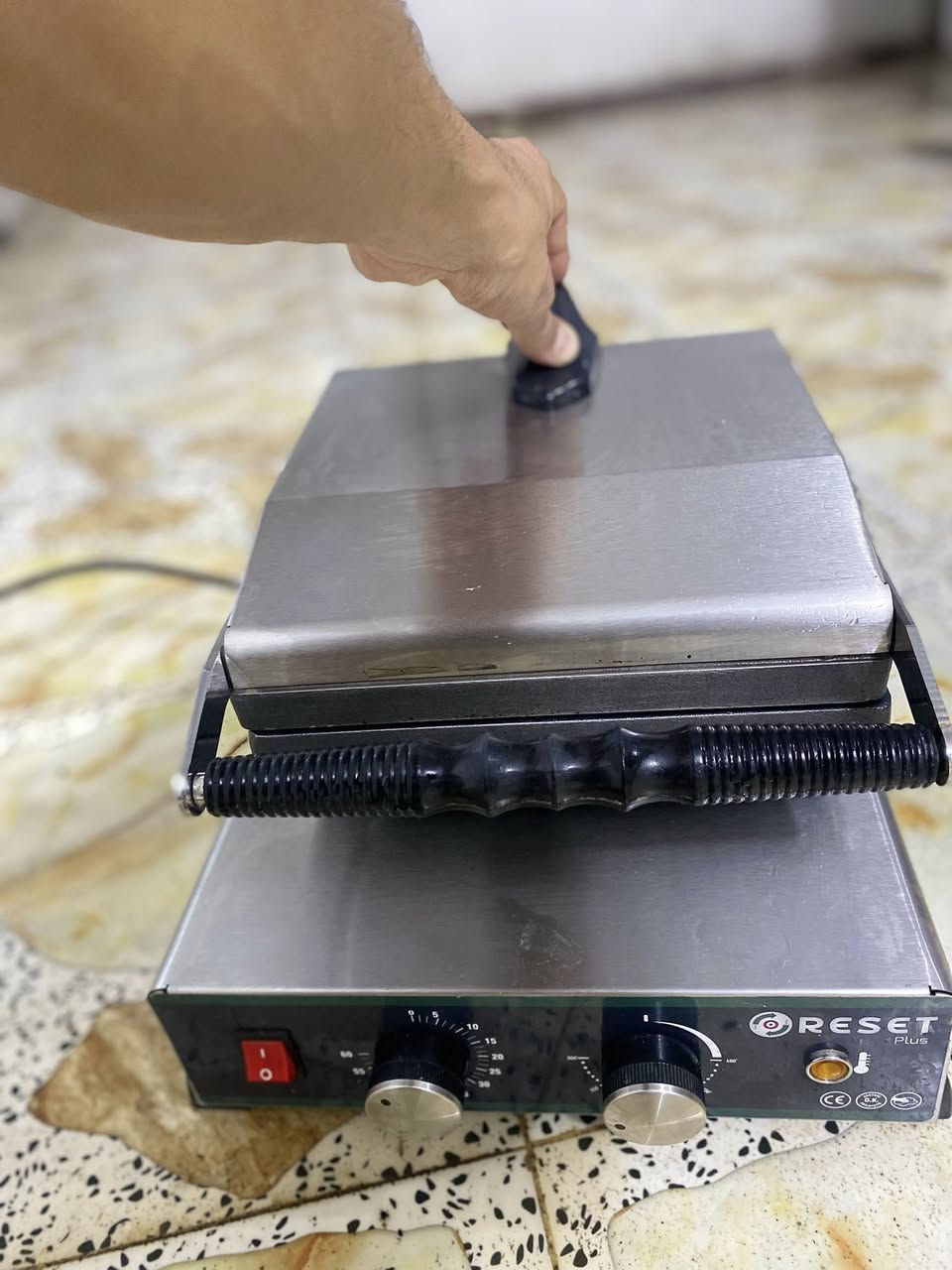 مكاين حلويات گريب + وافل ايطالي للبيع مستخدم شي قليل للبيع بسعر مناسب جدا اثنينهم ب200 الف الي يعرف سعرهن يدري شكد رخيصات رقم التلفون *********** او تواصل وياي متواجد ماسنجر
