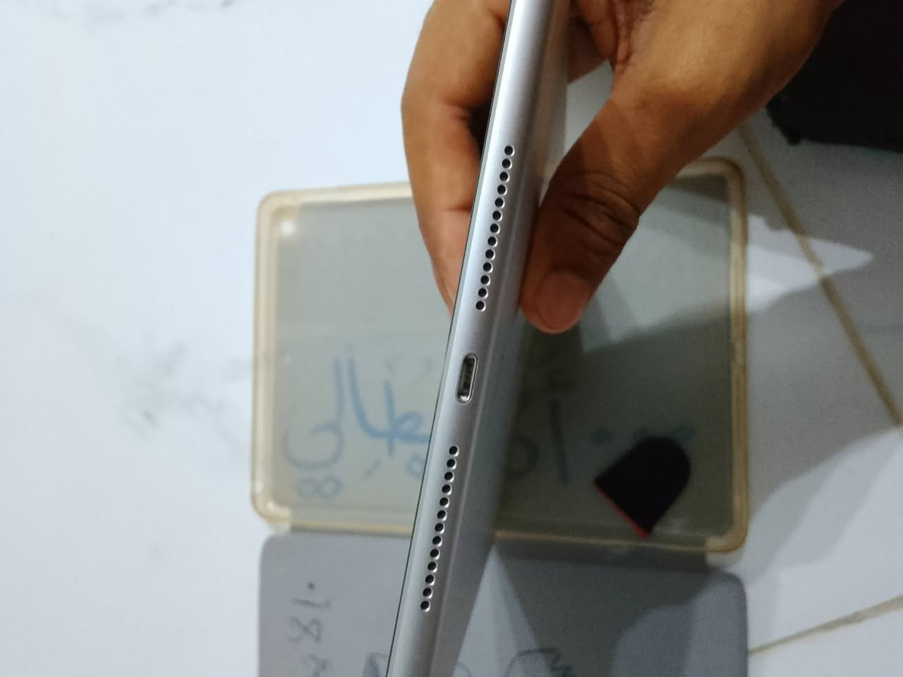 سلام عليكم  شباب
ايباد 9.ذاكره 64
نضافه فول برغي مامفتوح بي 
البطاريه 97 وشرط نضافه برغي مامفتوح بي 
واتس ***********
