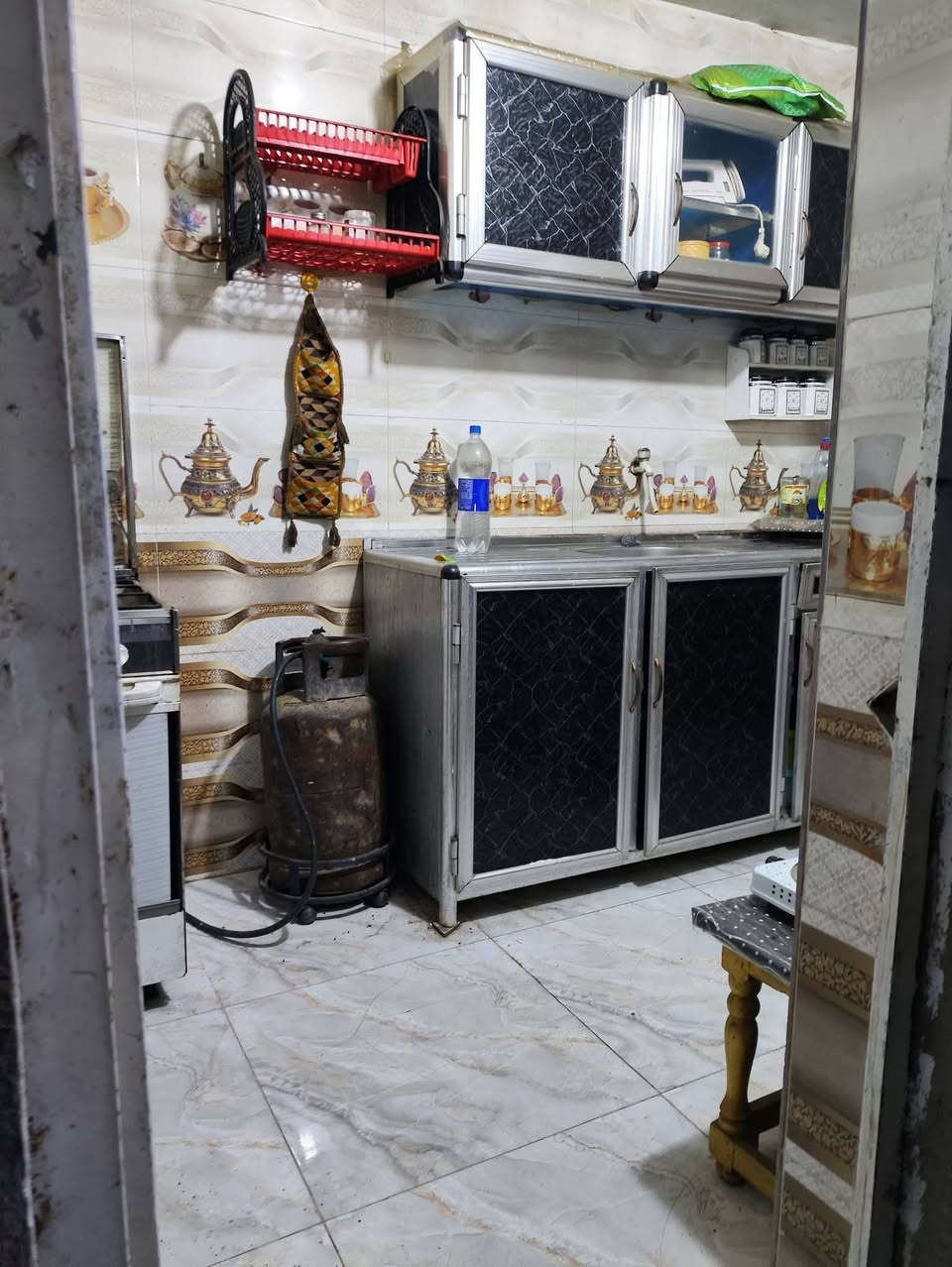 الدار للبيع طابق واحد المساحه 100 متر الواجهيه 5 والنزال 20 يحتوي على استقبال صاله مطبخين حار وبارد وحمام ويوجد وغرفةنوموحده باب ثاني على الفرع الثاني /الموقع الشعب حي الجزائر قرب روضة البنفسج /الرقم للأستفسار ***********

