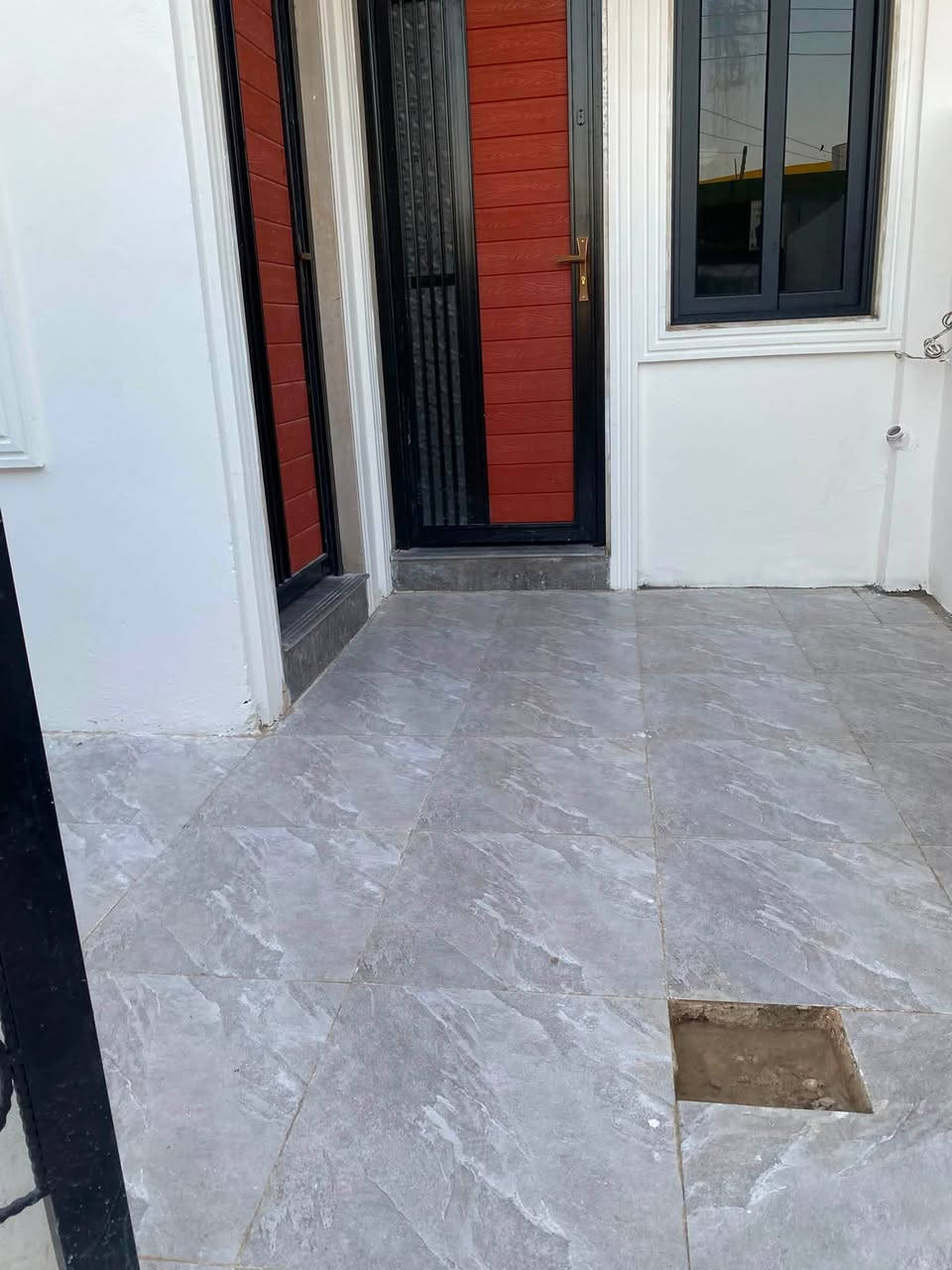 🏡🔥 بيع مستعجل جداً – داران توأم للبيع 🔥🏡

📍 الموقع: الملايين الثانية، قرب جامع لله ما في السماوات وما في الأرض.

📄 صنف العقار: سند زراعي (25 حق التصرف) مع وصل بلدية.

📐 المساحة: 120 م² لكل دار.
📏 الواجهة: 6 أمتار لكل دار.

🏠 مواصفات كل دار:

* طابقان.
* كراج.
* غرفة استقبال.
* هول.
* مطبخ.
* غرفة نوم في الطابق الأرضي.
* مجاميع صحية.

🔹 الطابق الثاني:

* 3 غرف نوم.
* غرفة ماستر (سويت).
* هول.
* مجاميع صحية.

✅ الداران بنفس المواصفات والتصميم.

📞 للاستفسار:

* الاتصال أو واتساب:
    ***********
    ***********

⏳ بيع مستعجل… الجادون فقط.
