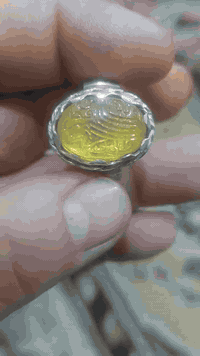 #فوائد #حجر #البلور (#الكوارتز #الكريستالي) #تشمل  #جميع #الوان #البلور  ***********☎️👉  الحجر المعروض حجر بالور طبيعي ولون مميز مطعم بحجر  الزركون الطبيعي بلونه الزهي  العسلي وبي هواي فوائد الزركو
#من #اهم #فوائد #حجر #الزركون #الطبيعي 👇
تعزيز التركيز ،تحقيق التوازن،تخفيف التوتر والقلق ،تنضيم 
الهرمونات،لتحسين العلاقات والرخاء. 
#فوائد #حجر #البلور #وخاصيته👇👇👇🌴🌴
تعزيز صفاء الذهن والتركيز، وتنقيتها للطاقة، وتقوية النوايا، وتحسين الاتصال الروحي، بالإضافة إلى استخدامه في موازنة الشاكرات، والمساعدة في الشفاء العاطفي والجسدي، وتعزيز الإبداع، وجذب الوفرة، وارتداء أنواع مختلفة منه (مثل الأزرق، الأصفر، الأخضر، الوردي، الأسود) يرتبط بفوائد محددة مثل تخفيف القلق، تعزيز الثقة، جذب الثروة، والهدوء، بحسب لونها وطاقتها. 

الفوائد العامة للبلور الصفر والخضر والسود  (الكوارتز الشفاف):
صفاء الذهن والتركيز: يساعد على التخلص من التشويش وتعزيز التفكير الواضح واتخاذ القرارات.

تضخيم الطاقة والنوايا: يعمل كقناة للطاقة العالمية، مما يعزز ويضخم نواياك وأهدافك.

الاتصال الروحي: يرتبط بـ شاكرا التاج ويعزز الاتصال بالذات العليا والوعي الأسمى. 

فوائد حسب لون البلور:

البلورات الصفراء (مثل البيريت، الكالسيت): تعزز الإبداع المالي، الثقة بالنفس، وتساعد في تحديد الأهداف المالية وجذب الوفرة.

البلورات الزرقاء (مثل الأنجليت): تهدئ المشاعر، تخفف القلق، وتساعد في الشفاء النفسي والجسدي.

البلورات الصفر والوردي   (مثل الكوارتز: مفيدة للشفاء العاطفي، التخلص من الحزن والتوتر، وتعزيز 
محتوى مترجَم — الكوارتز الكريستالي الكوارتز الشفاف، أو الكوارتز البلوري، حجر كريم متعدد الاستخدامات وقوي، متوفر في جميع أنحاء العالم. يُعرف هذا الحجر بجماله الشفاف...

محتوى مترجَم — بلورات زرقاء للشفاء تشتهر البلورات الزرقاء بخصائصها العلاجية، إذ تُعالج المشاكل النفسية والجسدية. تُهدئ البلورات الزرقاء الفاتحة، مثل الأنجليت، 

محتوى مترجَم — الشفاء بالبلورات الوردية بلورات الشفاء الوردية مفيدة بشكل خاص للشفاء العاطفي. فهي تساعد على التخلص من التوتر والمخاوف والحزن، مما يفسح المجال 

استكشف 23 بلورة بيضاء: خصائص علاجية واستخدامات روحية - مركز التميز

محتوى مترجَم — بلورات بيضاء لشاكراتك البلورات البيضاء فعّالة بشكل خاص في تنشيط وموازنة شاكرا التاج ، المسؤولة عن التواصل الروحي والتنوير. غالبًا ما يتوافق المعنى ا...

أفضل 10 بلورات سوداء: التعريف بها وفوائدها واستخداماتها

محتوى مترجَم — 5. ديوبسيد النجم الأسود ديوبسيد النجم الأسود معدن نادر ينتمي إلى مجموعة البيروكسين. يتشكل على شكل بلورات سوداء قصيرة ذات نمط نجمي مشع يُرى عند قطع ا...
بيريت - الحجر المحظوظ ربما لأنه يشبه الذهب، يُعرف البيريت بأنه الحجر الكريم الأساسى للحظ والثراء 

البلورات الخضراء - معناها الروحي وخصائصها العلاجية - دجونا وشركاه
محتوى مترجَم — فانظر إن كان مدرجًا في القائمة! لقد جمعنا لك معرضًا للأحجار الكريمة الخضراء الرائعة مع اسم كل حجر. استمتع! ... عقيق الطحلب حجر يُقال إنه يُنعش الروح...

"حجر البلور" وهو حجر زجاجي شديد البياض .. وإن حك وليس هناك فرق بينه وبين البلور ... الخضر او شوهبي او الحمر 

ومن خواصه يزيل ثقل اللسان .. ويفتت الحصى ويطلق البول شربا وتعليقه في اليد اليمنى قيل أنه يسهل قضاء الحوائج ويزيل الرعشة تعليقا والله تعالى أعلم ...

أسئلة أخرى

ما فوائد حجر البلور؟

ما هو أقوى حجر روحاني؟

ما هو الحجر البلوري؟

ما هي الأحجار التي كان يلبسها الرسول؟
حجر البلور" وهو حجر زجاجي شديد البياض .. وإن حك وليس هناك فرق ... بالوانه البيض والخضر والحمر انادر والصفر للميز 

حجر البلور الصفر  النادر 

حجر البلور: جماليات وألوان الأحجار الكريمة فا هوه شفاه  للعصاب وهدو البال وتركيز  وقوي النضر بالتركيز 
الكوارتز الزهري هو حجر الحب غير المشروط الذي يساعد على فتح القلب وجذب روابط صادقة ذات مغزى. الكارنيليان المعروف بخصائصه النشطة النابضة ...
المساعدة في تخليص العقل من الأفكار السلبية · إظهار التواضع والإخلاص والحكمة الروحية · تعزيز قوة الإرادة والاختيارات الصحية · المساعدة على النوم وإزالة الغموض عن ...
حجر الشمس حجر كريم بلوري وذو لون اصفر ☀️او احمر ☄️او نحاسي او اخضر ☘️ويكون لامعا. جدا يطلق عليه لقب حجر القيادة، الذي يمنح القوة 
  يساعد في تحسين التواصل، تهدئة الأعصاب، تعزيز الذكاء الروحي، وتقوية الثقة بالنفس. كيف يمكن التحقق 

يخفف من القلق النفسي.⚡ يرتبط حجر البلور الجندلي ببرجي الجوزاء- الاسد- له ...

يساعدك هذا السوار في تحسين حالتك المزاجية وتصعيد ذبذباتك الايجابية ويمنع الخوف والقلق والرهاب الاجتماعي ويساعدك في طرد لخبطة 

 #منقوش #خط #حترافي 
#فالله #خير #حافظا #وهو #ارحم #الراحمين
