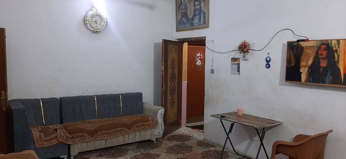 بيت بالشهداء شارع الأطلال الرئيسي للبيع المساحة ٢٠٠م الشارع ٢٠م طابق أول غرفتين وهول واستقبال وصحيات داخلية وخارجية الطابق الثاني غرفة وبيتونة البيت قابل للسكن بناء الثمانينات ومرمم الاتصال على الرقم ‏‪***********‬‏
