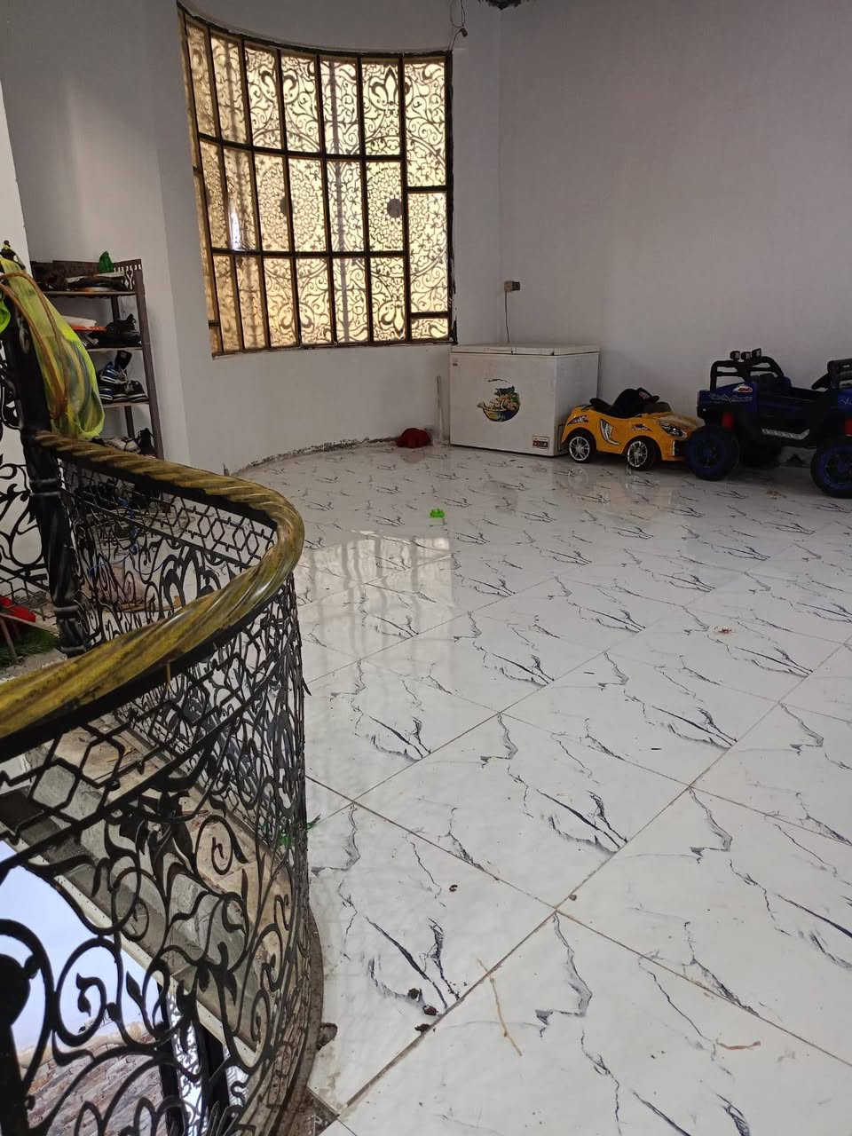 السلام عليكم
دار للبيع مساحه 125 متر

طابو زراعي عراقي

طابقين يحتوي ع 4غرف منام وصالتين واستقبال ومطبخ وصحيات

الموقع ابي الخصيب ابو كوصرة قريب من شارع الفوك 

ثاني بيت عن طريق ابو كوصرة رئيسي شارعه 10متر

السعر 90 وبي مجال قليل 

تفاصيل اكثر اتصال برقم

*********** سجاد عقارات المفتاح الذهبي
