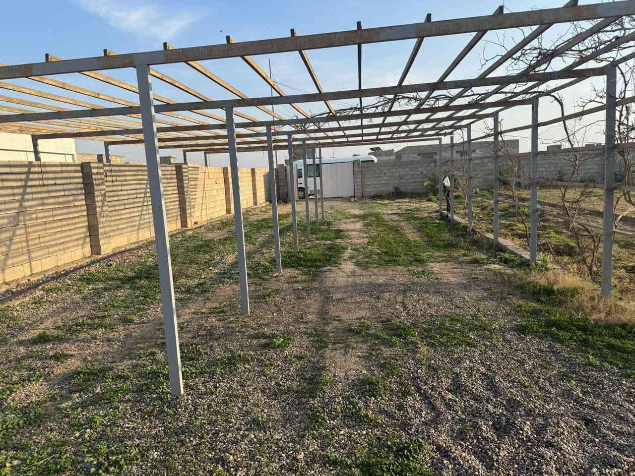 🏕️ مزرعة للبيع
📍 الموقع: الفرسان قرب سيطرة الأقواس
📏 المساحة: دونم واحد (50م × 50م)
🏠 تتضمن دار سكنية تحتوي على:
• استقبال
• صالة
• مطبخ
• غرفة نوم سويت
• مجموعة صحية خارجية
• مخزن
🌲🌳🌴🏞️
• حديقة بمساحة 600م²
• أشجار متنوعة
💰 السعر: 95 مليون  — قابل للتفاوض
📞 للاستفسار: ***********
