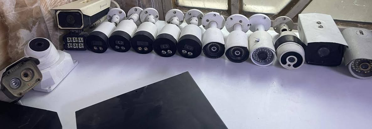 السلام عليكم 
منظومة كاميرات مستخدمة 
شرط كلها شغال وأصلية 
14 كاميرا قسم منهن فلاش 
ديفيار 16 جنل اسوار اصلي
يو بي اس ليثيوم 
بوكسات 
شرط مفحوصات وشغالات
***********
المكان بغداد الحرية 
السعر 250 الف
