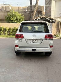 تيوتا لاندكروز وايت ادشن كفاله عامه  رقم بغداد بسمي عداد المشي 141 الف...