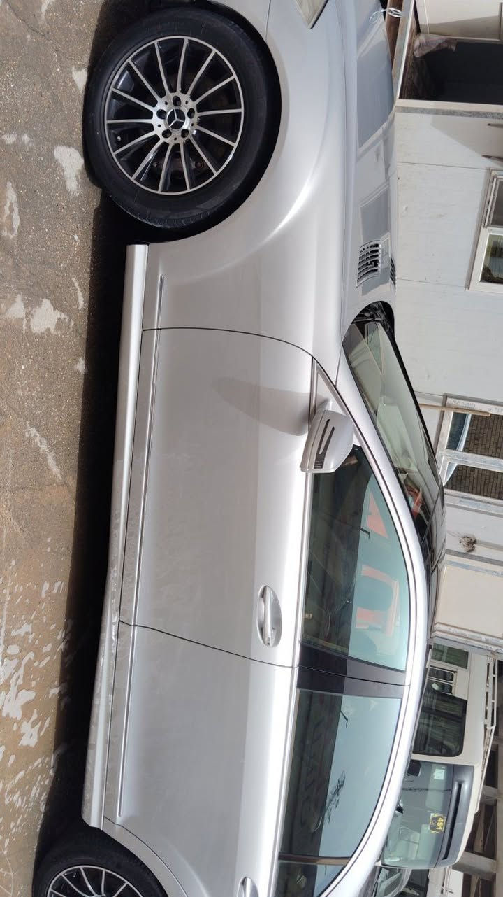 مارسيدس S550 موديل 2009 محدثه امامي والخلفي بغراض بلاديه موديل 2013 خليجي محرك 8 
مواصفات 
(أبواب كبيره بانوراما وناظور خمس بردات رادار امامي والخلفي اوتو استوب باركين داخل فورميكا داخل اصفر شاشة كامرة تلفون قاصه كشنات امامي والخلفي متحرك ابواب سحب رادار اوتو هولد كشنات واستيرن كهربائي گير عل استيرن سيدي بوكس 6اقراص بلاد AMG فول مواصفات 

سياره بيها قطعتين صبغ  بس بخ اثر شخوط بشرط بدون دواخل مابيها أي شي ثاني بشرط جديد مسويله سيرفز  مابيها اي خلل من گير ومحرك وكهربائيات كله بشرط گير ومحرك بشرط مامفتوح  سنويه ورقم كله جديد 
ما يحتاج ربع دينار مصرف 
عنوان : بابل 
والسيارة باسمي تحويل مباشر. ***********
