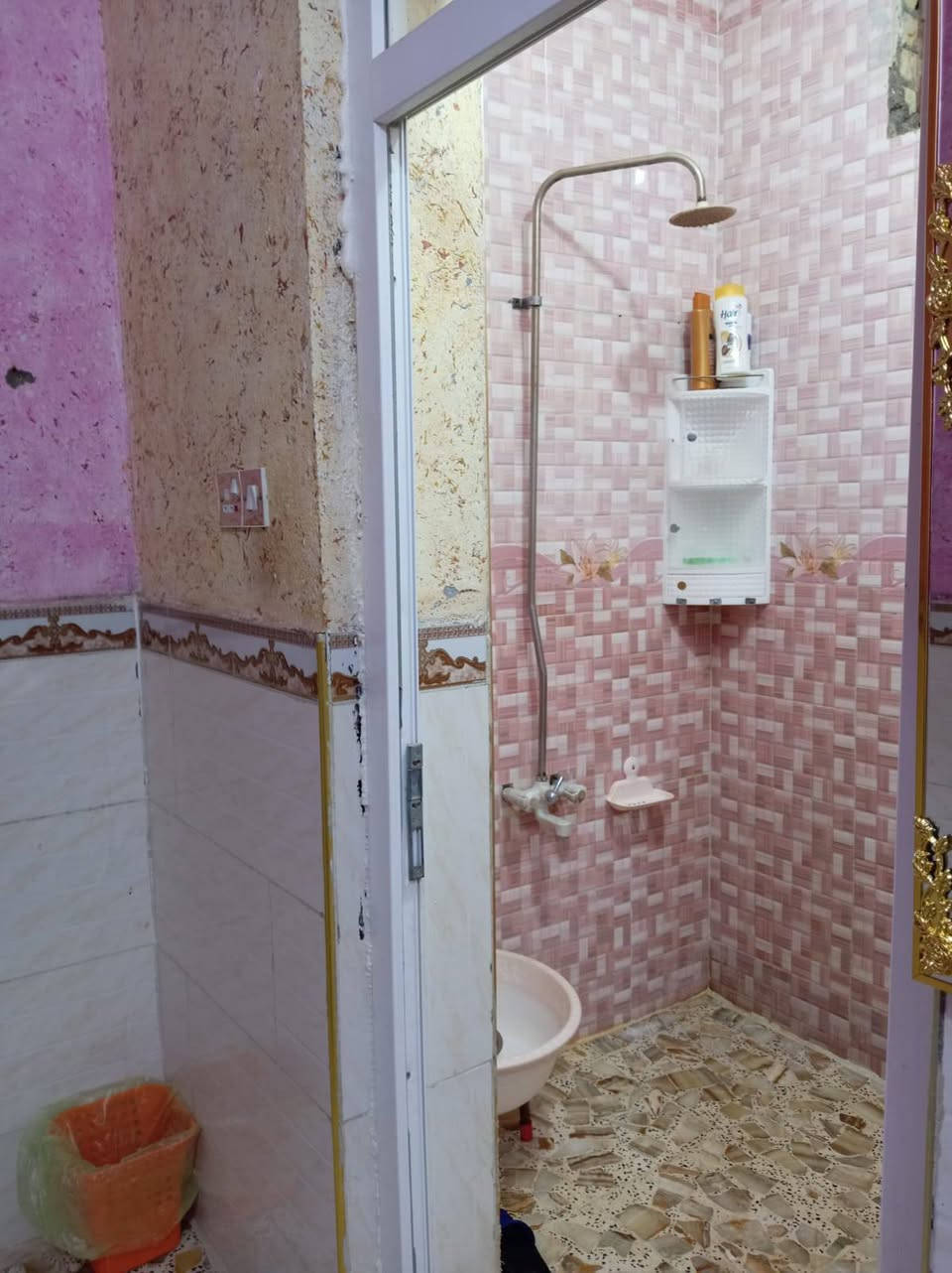 ياالله
سلام عليكم
البيت البيع طابو صرف
مساحه ((100)) متر طولاني 
حي غدير قريب مستشفى البناني
البيت طابق واحد
يحتوي على
استقبال
وصاله 
ومطبخ 
وصاله
وغرفة نوم
صحيات داخليه وصحيات خارجيه
استفسار اتصل((***********)) 
((***********)) اخوكم أبو عراق.......
