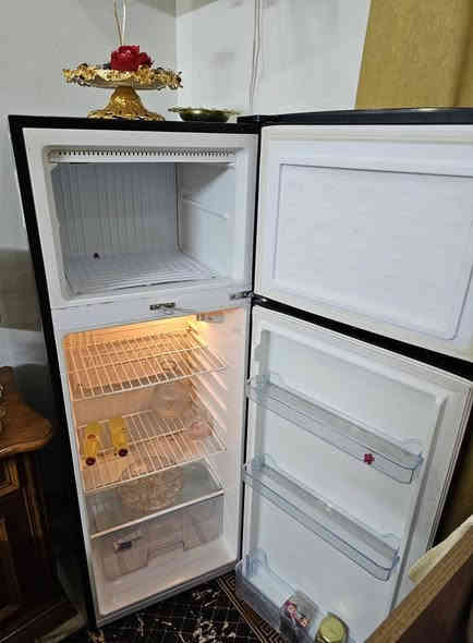 السلام عليكم ثلاجة 12 قدم نظيفة جدا الارتفاع 144 عرض 52 لون مميز استخدام قليل وما داخله تصليح على وضع الشركة السعر 250 العنوان بغداد الحبيبية قرب مطعم وليد الرقم ***********
