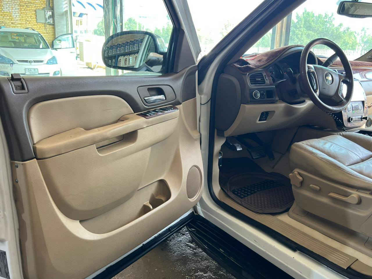 السلام عليكم ورحمة الله وبركاته
تاهو خليجي ملكي 2010 فول لفول رقم بصره تحويل ثاني يوم 
السياره بيه صبغ بابين وجاملغ فقط جاهزه الاخير حداديه كلشي جاهزه 
السعر 175
الاتصال ***********
