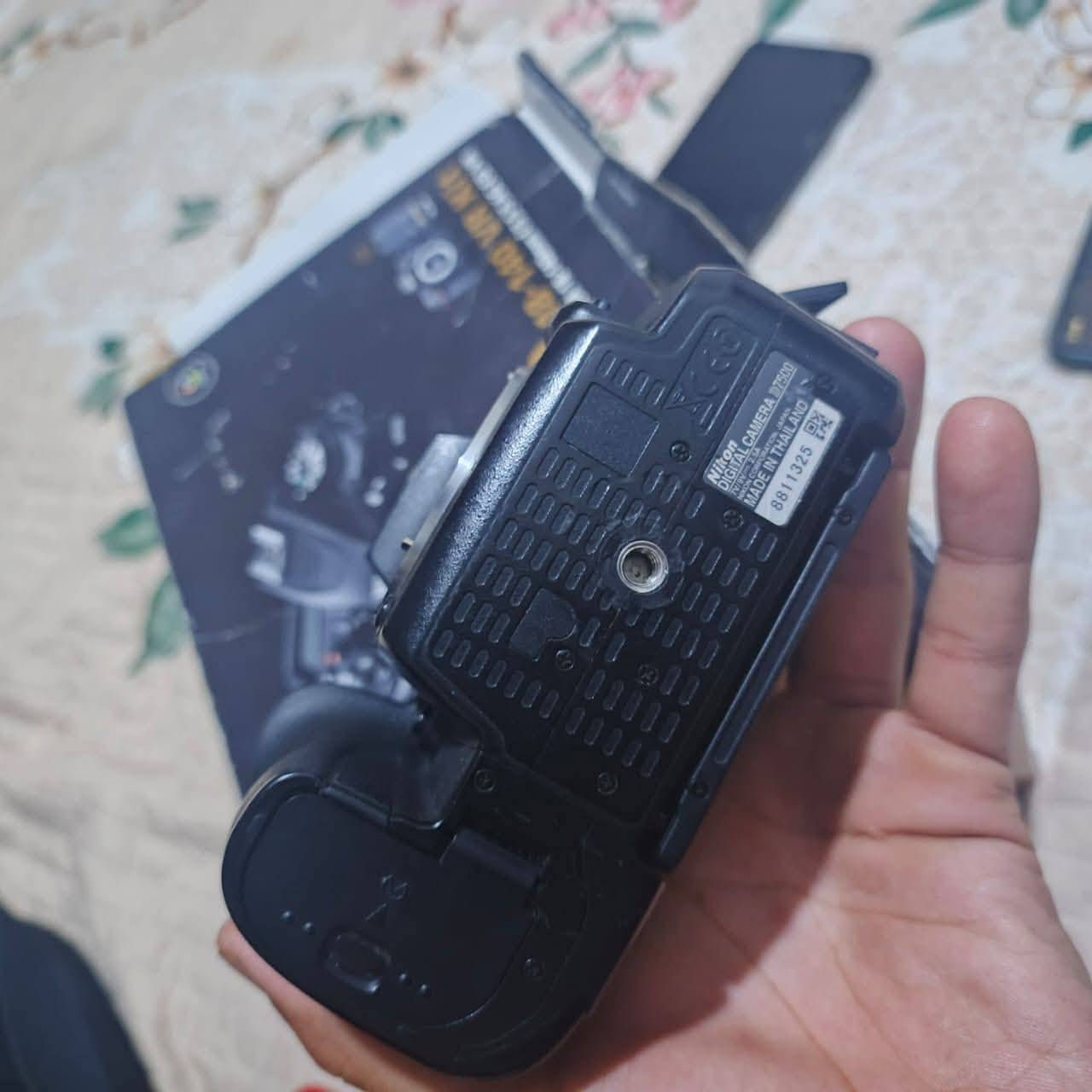 نيكون 7500دي.  مع عدسه الصليه. كارتونه جلاتين أحمر نضافه الكامره 95. وياها رام وشاحنه وبطاريه.( ملاحضه الكامره عطلها سنسر مأثر شي بسيط) وسعرها مناسب. *********** واتس.
