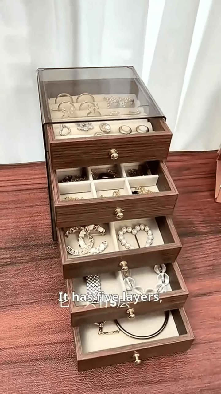 منظم مجوهرات خشبي فاخر بخمسة أدراج

الاستخدامات:

منظم شامل للخواتم، الأقراط، السلاسل، الساعات، والأساور.

مثالي للحفاظ على المجوهرات مرتبة، خالية من التشابك والغبار.

قطعة ديكور أنيقة وعملية لسطح التسريحة.

المميزات:

تصميم خشبي فاخر بلون داكن يضيف لمسة ملكية.

5 أدراج شفافة لرؤية المحتويات بسهولة.

كل درج يتميز بتقسيم داخلي مختلف لتناسب جميع أنواع المجوهرات (أقسام للخواتم، أقسام للسلاسل، إلخ).

مبطن بمخمل ناعم فاتح اللون لحماية المجوهرات من الخدوش.

مقابض ذهبية صغيرة وأنيقة سهلة الاستخدام.

غطاء علوي شفاف لرؤية الدرج العلوي بوضوح.

محتويات الصندوق:

منظم مجوهرات خشبي داكن بـ 5 أدراج.

الملاحظات:

سهولة التنظيف بقطعة قماش ناعمة.

حماية المجوهرات من الخدوش بفضل التبطين المخملي.

تصميم عمودي موفر للمساحة بـقياسات مثالية.

القياسات:

قياس الكارتون: 20 × 15 × 15 سم.

قياس المنتج: 13 × 13 × 19 سم.

قياس الجرارات: 12.5 × 12.5 × 3 سم. 
 F بغداد, العراق


**إذا كنت صاحب هذا الإعلان وتريد حذفه لأي سبب، رجاءا أرسل رسالة إلى الدعم الفني**