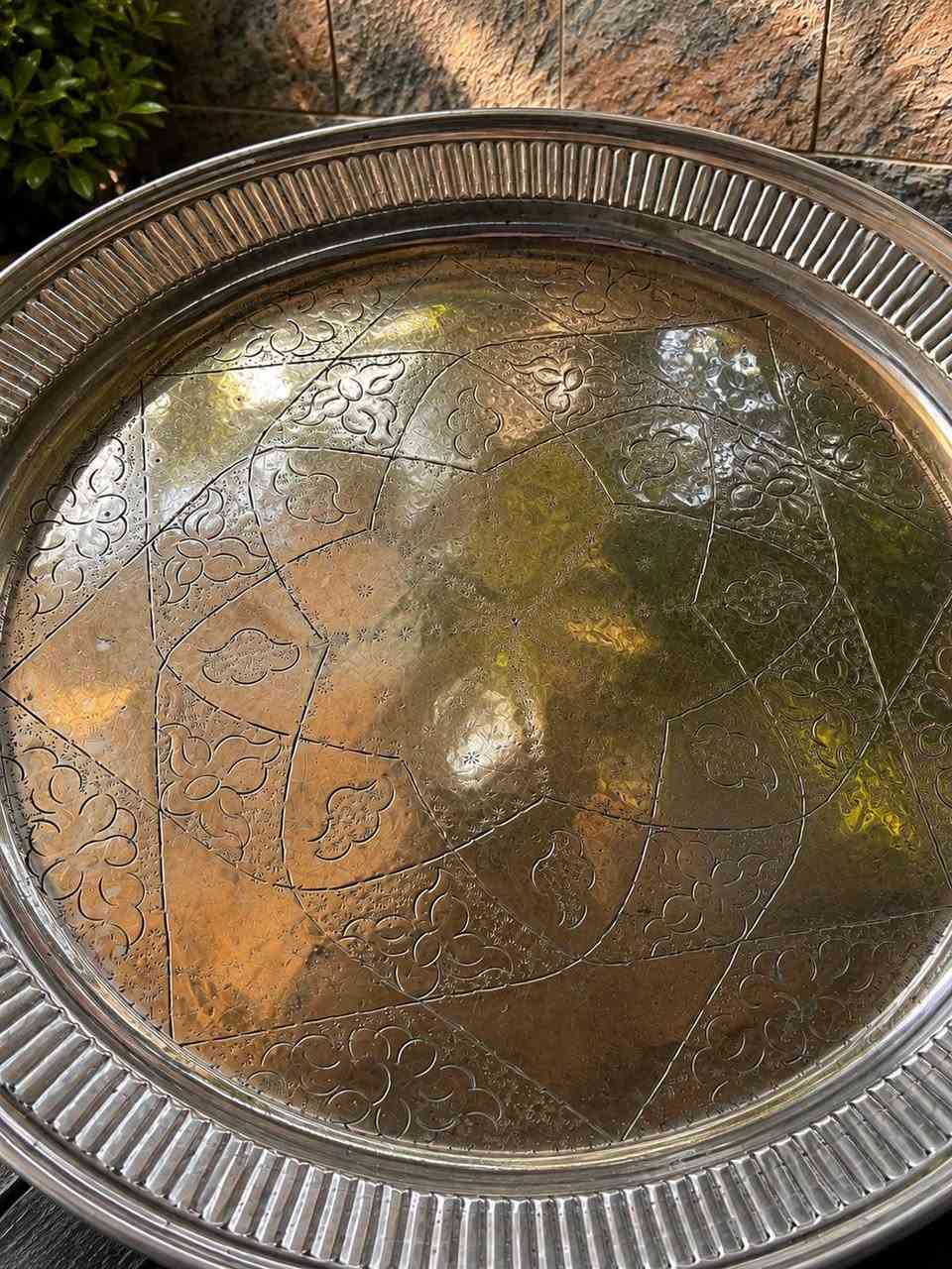 من اجمل الصوانى العربى القديمة اللى تفاصيلها هادئة ومفيهاش زحمة صينية فيها زوق و رقة و تفاصيل حلوة جدا و مقاس ممتاز.

صينية عربى من النحاس الأصفر  مطلية فضة الطلاء الاصلى مع شفة مضلعة جمال الشغل اليدوى العتيق منقوشة و مزينة بنجمة عربى مثمنة الاضلاع مع زخرفة من العروق العربية النباتية . 

المقاس:- 
القطر : ٥٠سم 

للتواصل و الاستفسار:- 
01011901290


**إذا كنت صاحب هذا الإعلان وتريد حذفه لأي سبب، رجاءا أرسل رسالة إلى الدعم الفني**
